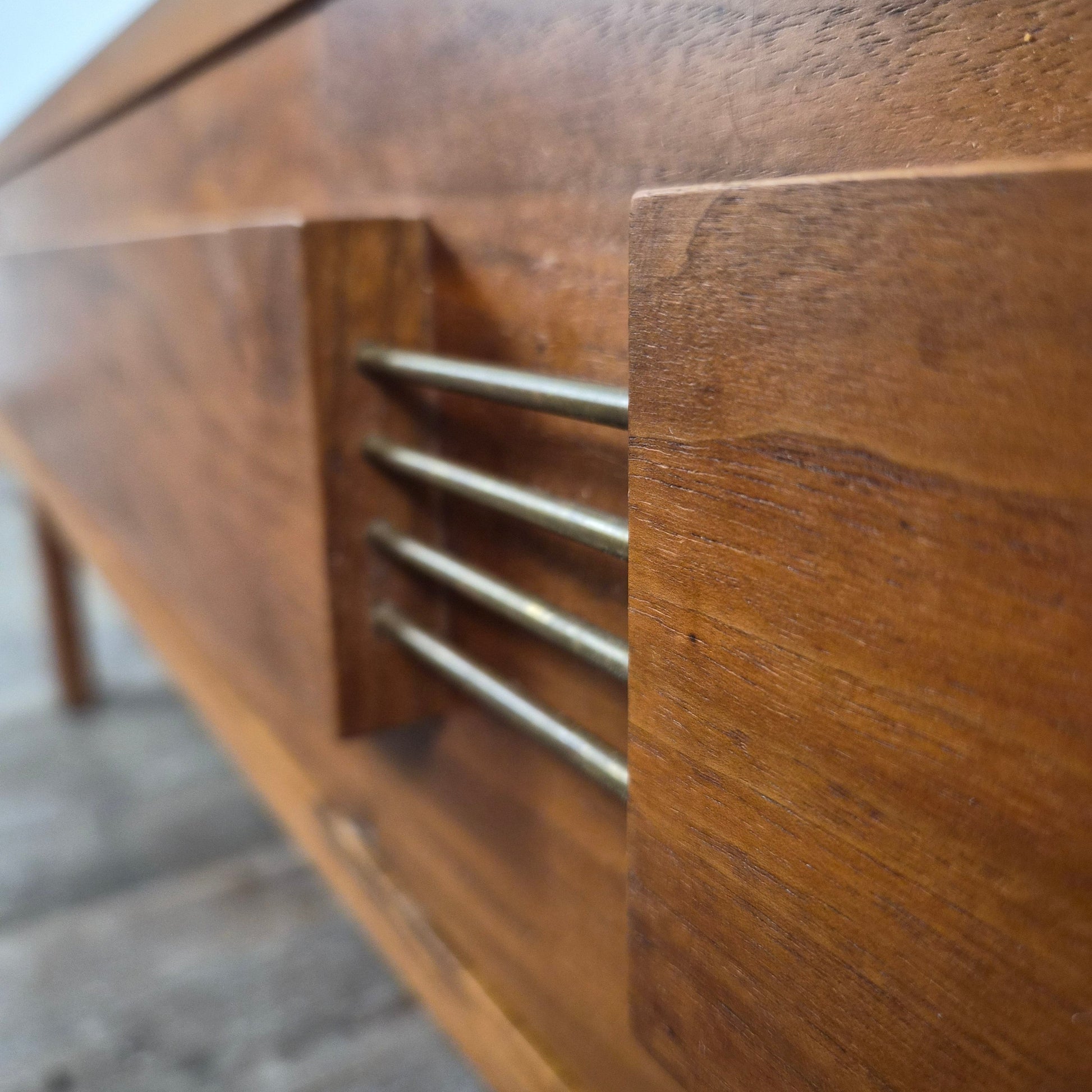 Table basse à tiroirs en teck, Suède 1960 – vue de profil – en teck, laiton – Suède, années 1960 – Atelier 56