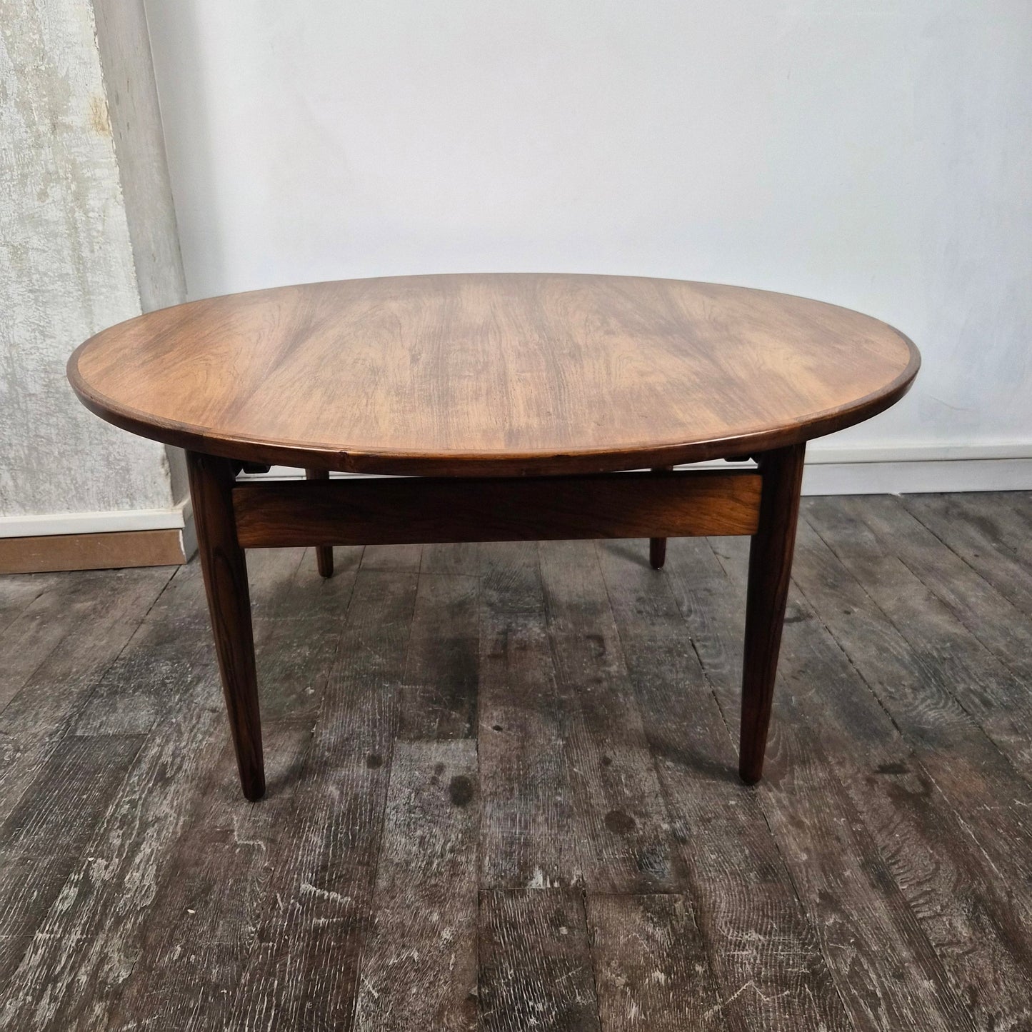 Table basse ronde en palissandre à hauteur modifiable, Danemark, 1960 – vue de profil – en teck, palissandre – Danemark, années 1960 – Atelier 56