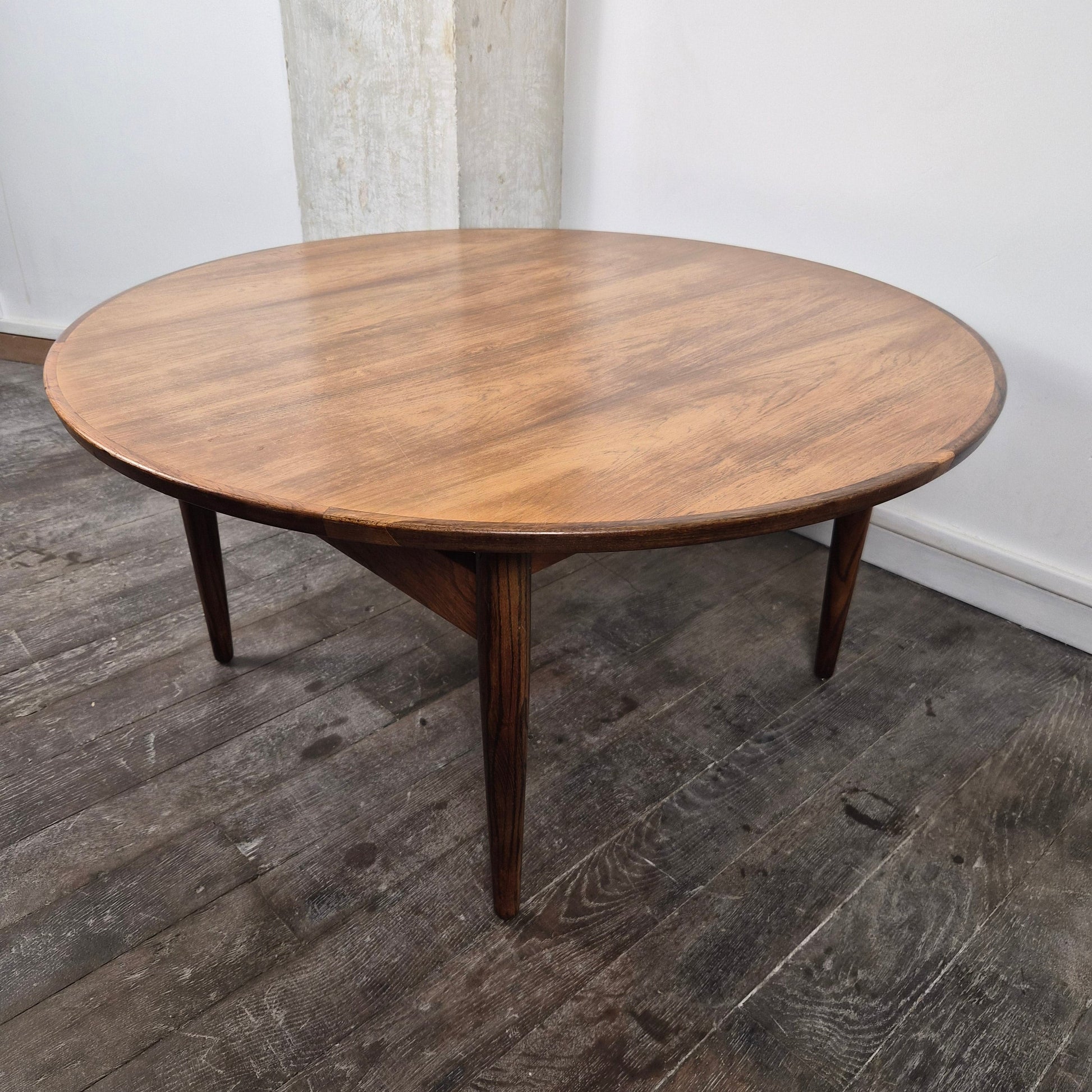 Table basse ronde en palissandre à hauteur modifiable, Danemark, 1960 – vue de face – en teck, palissandre – Danemark, années 1960 – Atelier 56
