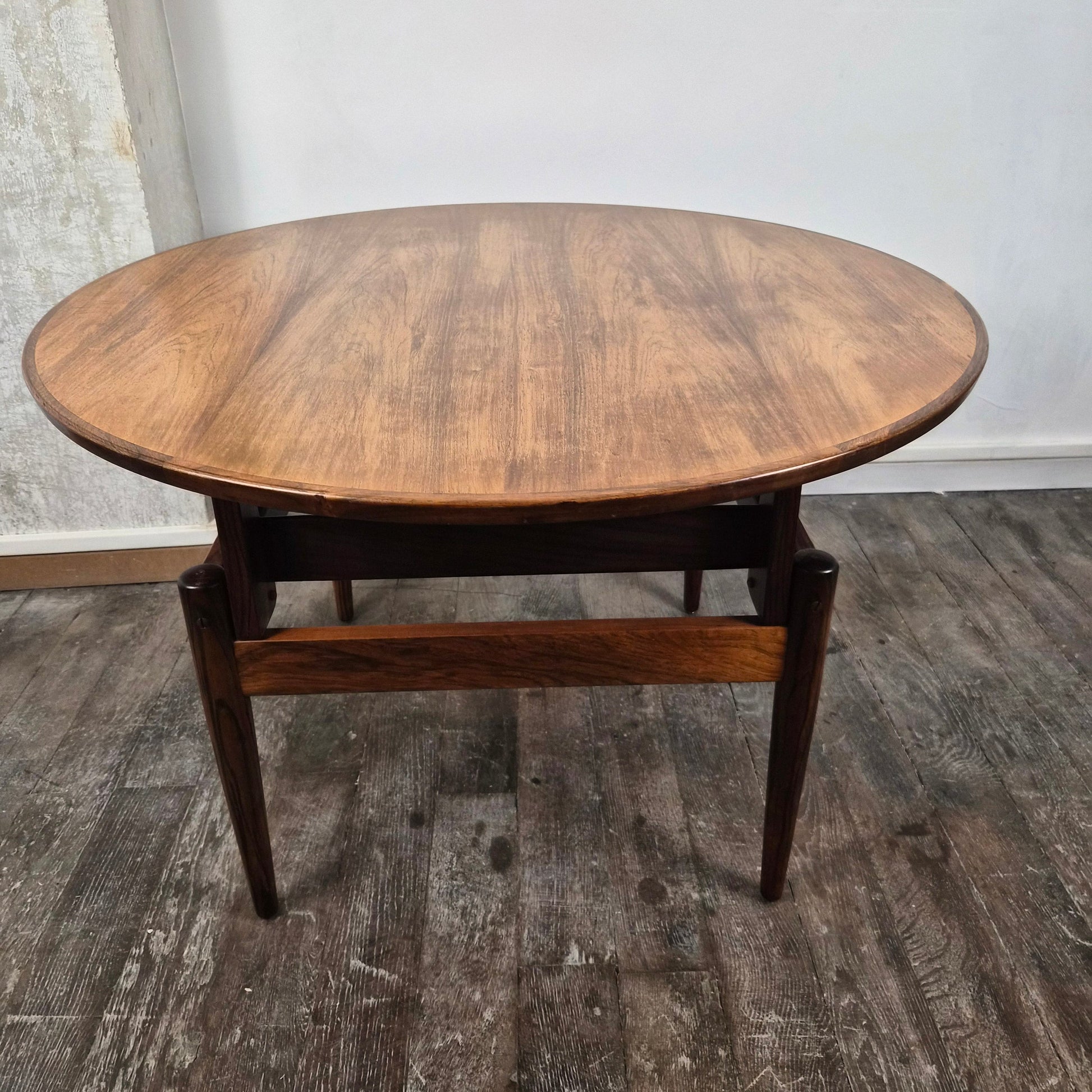 Table basse ronde en palissandre à hauteur modifiable, Danemark, 1960 – détail du plateau – en teck, palissandre – Danemark, années 1960 – Atelier 56