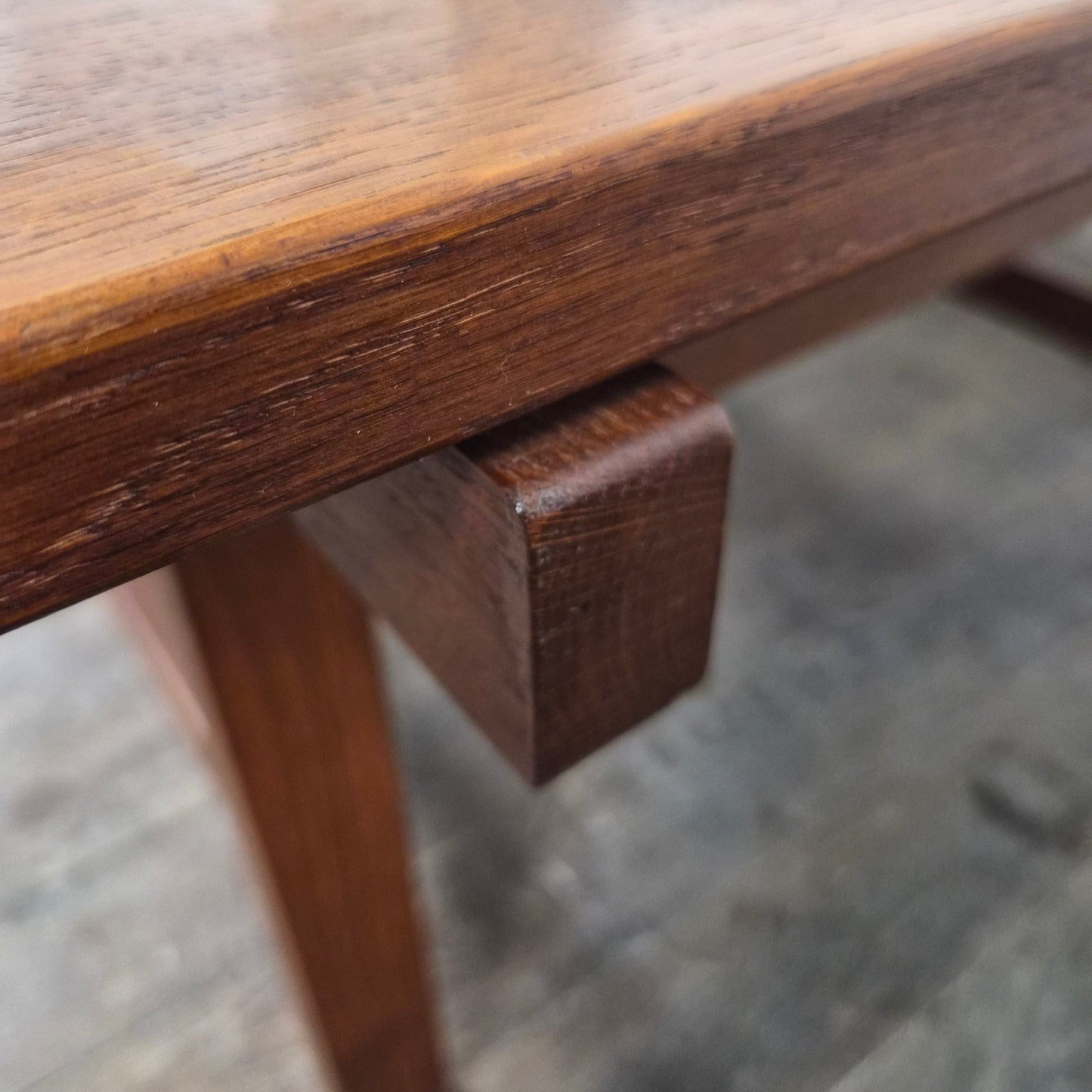 Table basse “AT22” en chêne par Hans Wegner, 1960 – vue de profil – en chêne – Danemark, années 1960 – Atelier 56