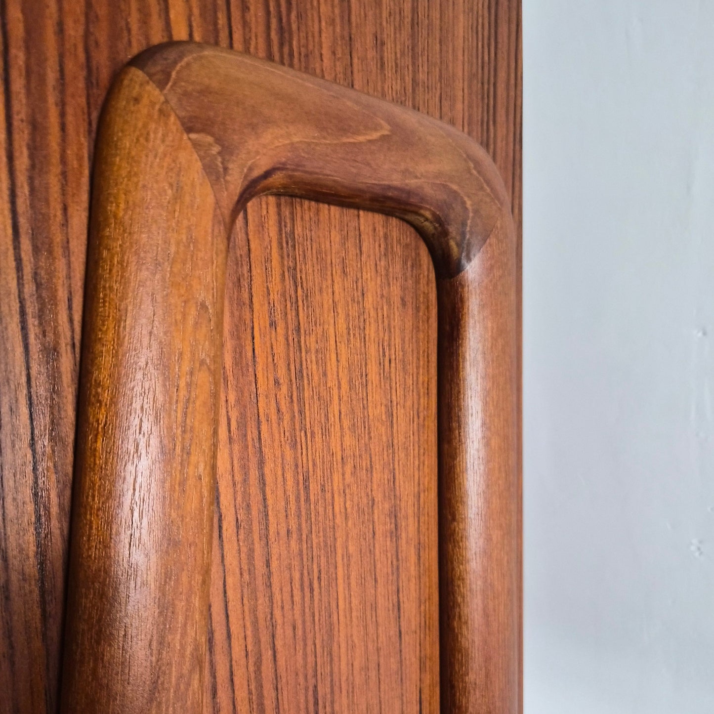 Double Enfilade Modèle 3 en Teck par Gunni Omann pour Oman Junn Møbelfabrik, Danemark, 1960 – détail des poignées et façades – en teck – Danemark, années 1960 – Atelier 56