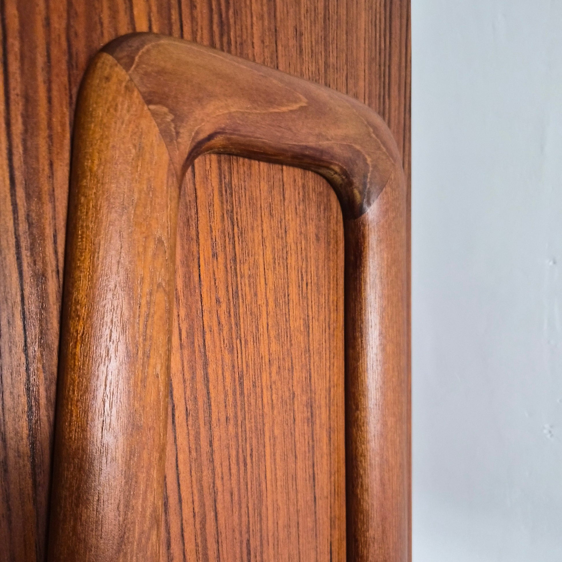 Double Enfilade Modèle 3 en Teck par Gunni Omann pour Oman Junn Møbelfabrik, Danemark, 1960 – détail des poignées et façades – en teck – Danemark, années 1960 – Atelier 56