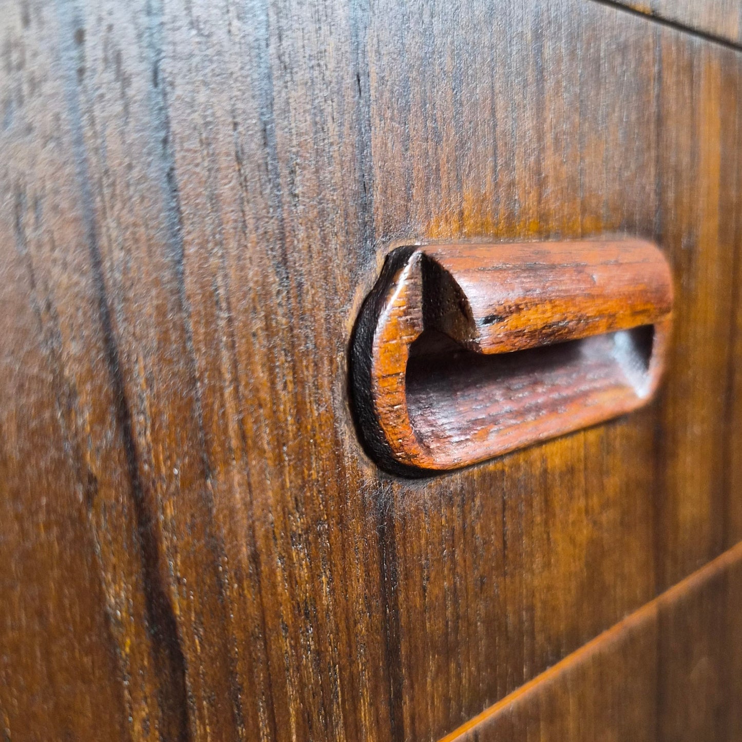 Double Enfilade Modèle 3 en Teck par Gunni Omann pour Oman Junn Møbelfabrik, Danemark, 1960 – détail du piètement – en teck – Danemark, années 1960 – Atelier 56