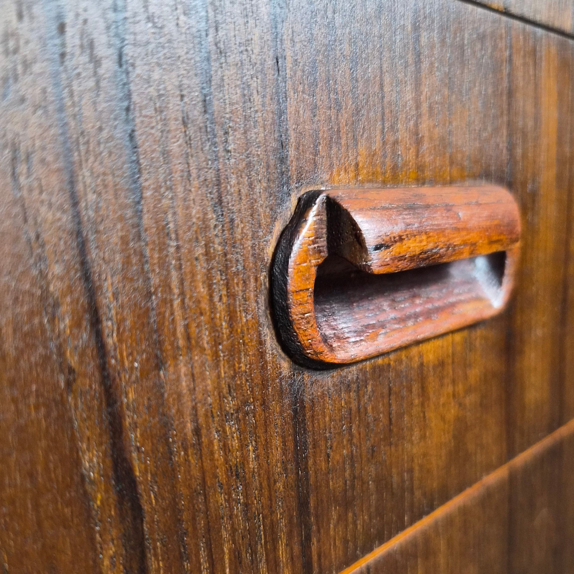 Double Enfilade Modèle 3 en Teck par Gunni Omann pour Oman Junn Møbelfabrik, Danemark, 1960 – détail du piètement – en teck – Danemark, années 1960 – Atelier 56