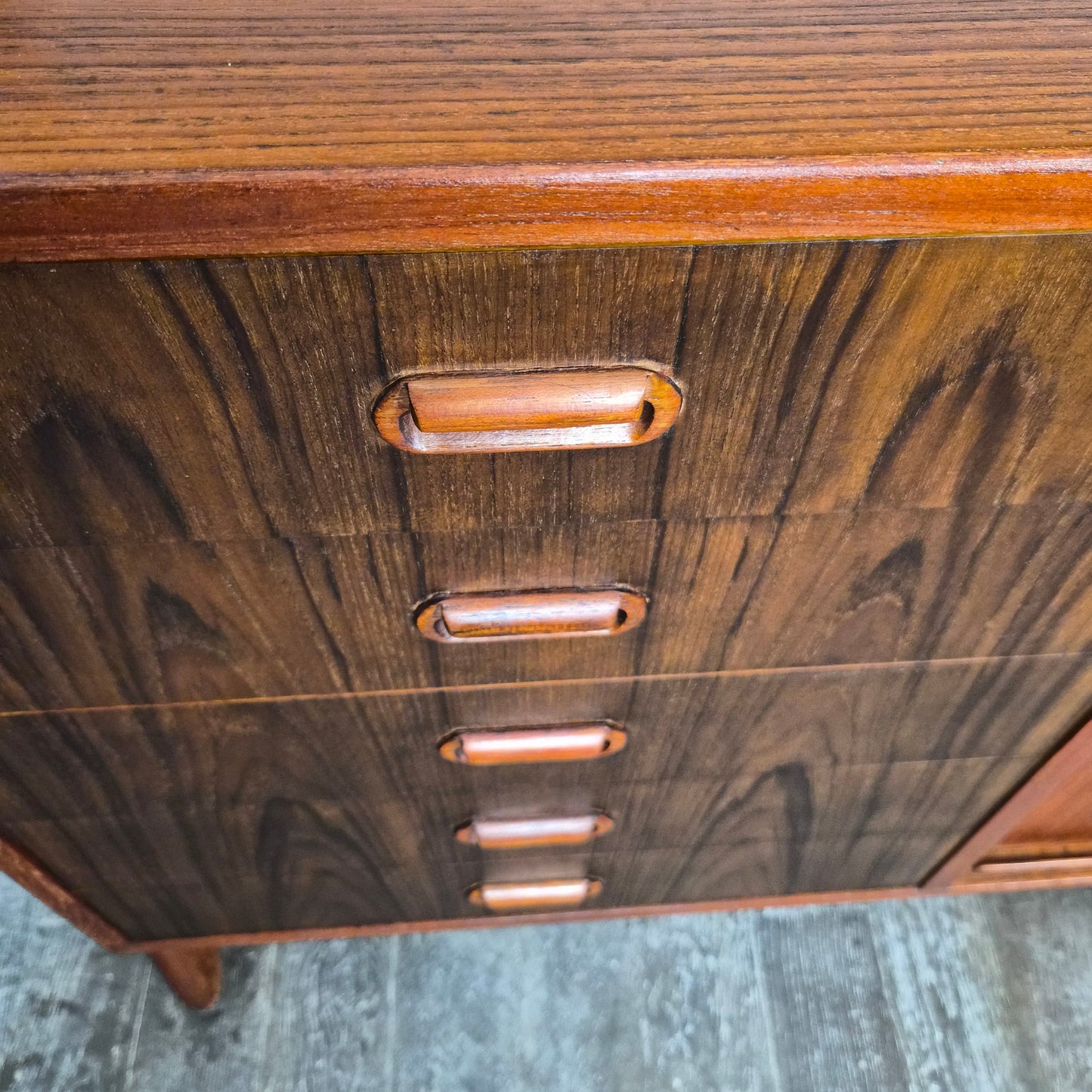 Double Enfilade Modèle 3 en Teck par Gunni Omann pour Oman Junn Møbelfabrik, Danemark, 1960 – détail de l’état et de la patine – en teck – Danemark, années 1960 – Atelier 56
