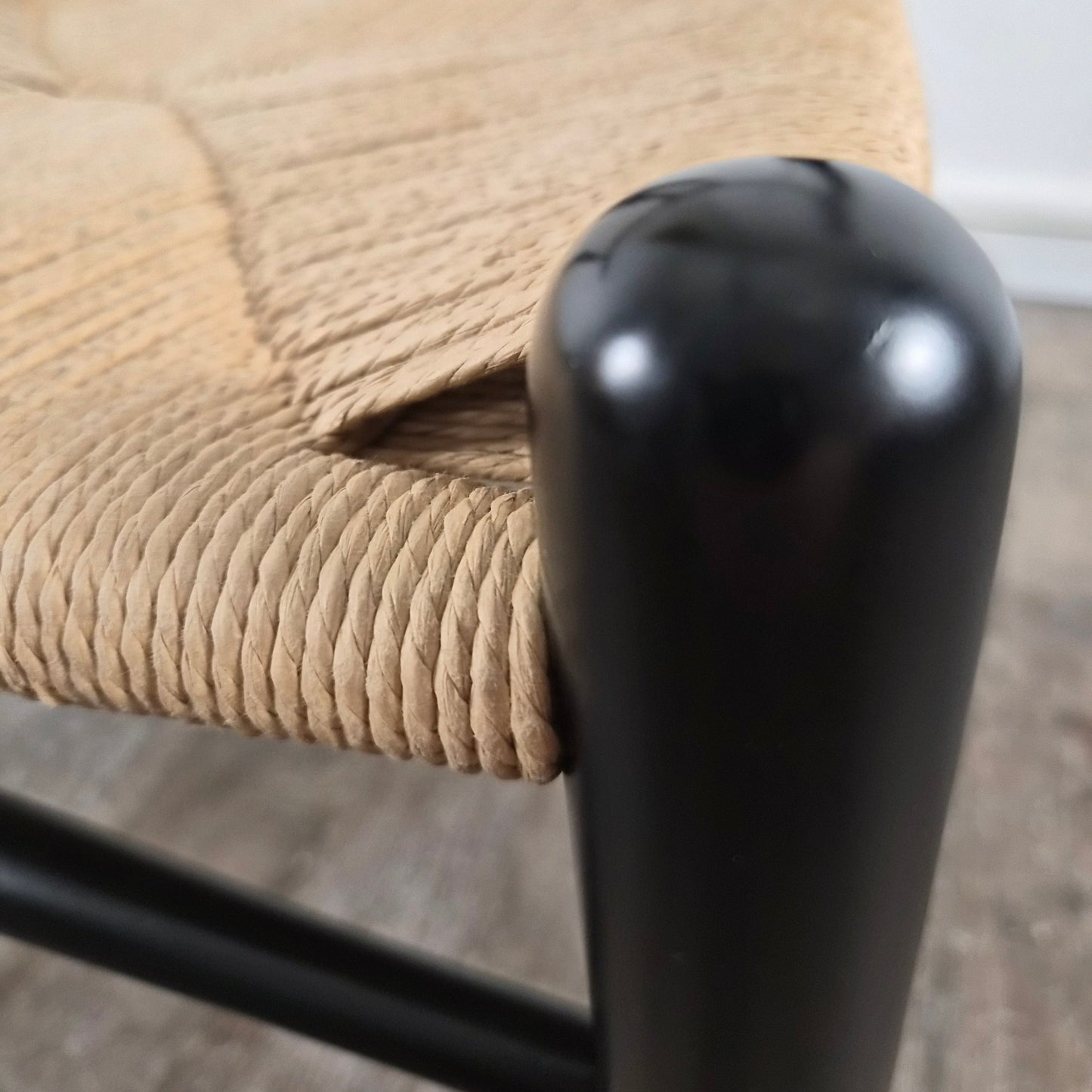 Chaise en chêne laqué et corde, modèle CH-24 "Wishbone" par Hans J. Wegner pour Carl Hansen & Søn, Danemark, 1960 – vue de profil – en chêne – Danemark, années 1960 – Atelier 56