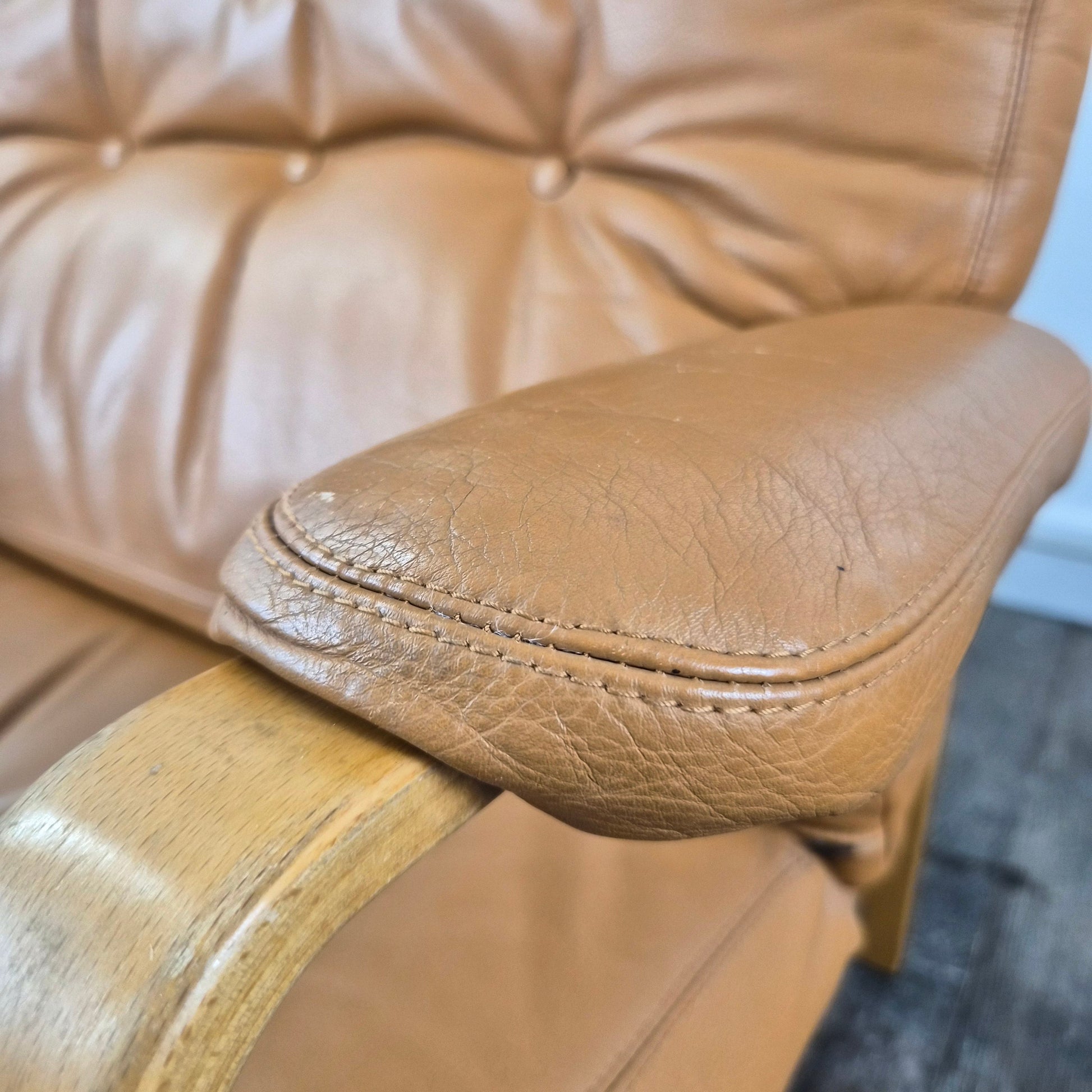Paire de fauteuils modèle Ingrid en hêtre et cuir par Bruno Mathsson pour Dux Ingrid Lounge Chairs, Danemark, 1960 – vue arrière du dossier – en cuir – Danemark, années 1960 – Atelier 56