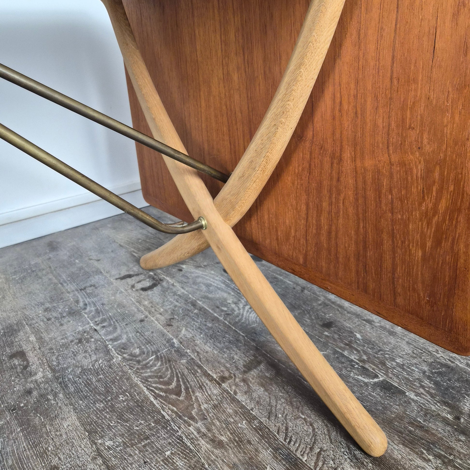 Rare table de salle à manger en teck et laiton, modèle AT 304 par Hans Wegner pour Andreas Tuck, Danemark, 1950 – Piètement– en teck, chêne, laiton – Danemark, années 1950 – Atelier 56