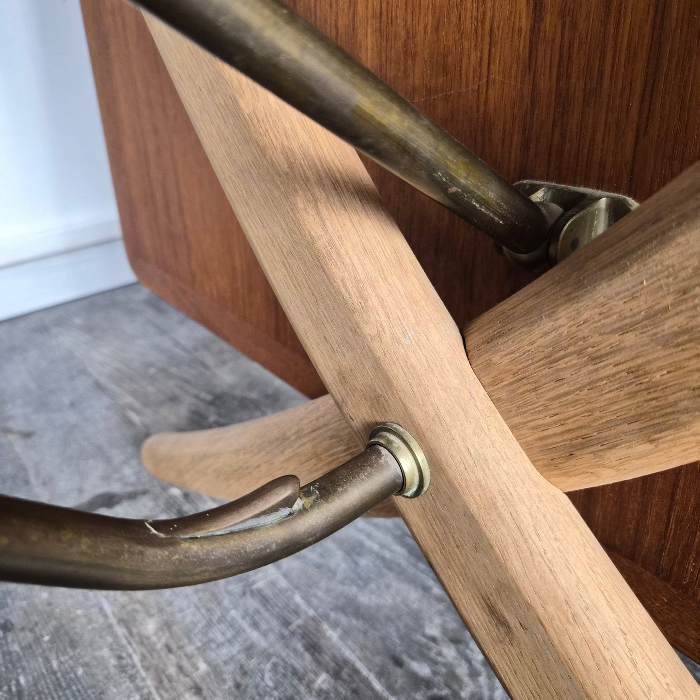 Rare table de salle à manger en teck et laiton, modèle AT 304 par Hans Wegner pour Andreas Tuck, Danemark, 1950 – Piètement – en teck, chêne, laiton – Danemark, années 1950 – Atelier 56