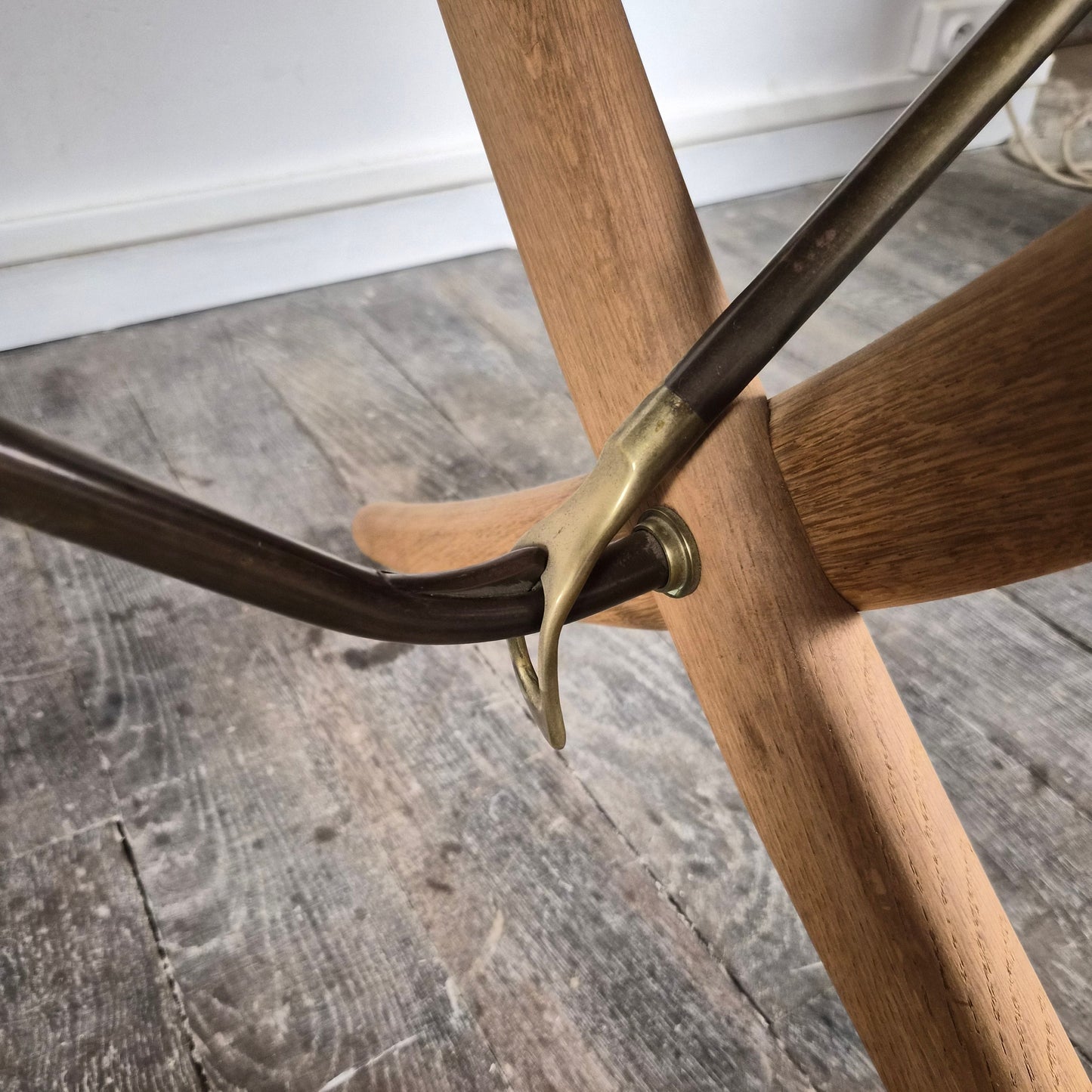 Table AT 304 Wegner – détail piètement – teck laiton – Danemark 1950 – Atelier 56