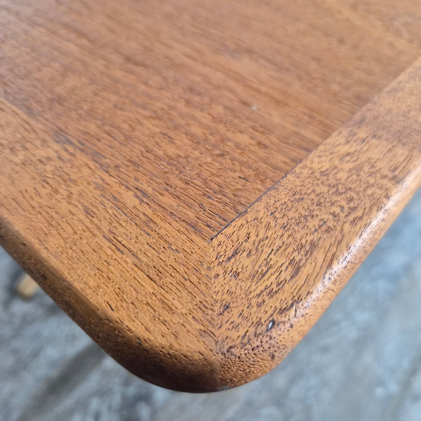 Table AT 304 Wegner – détail plateau – teck laiton – Danemark 1950 – Atelier 56