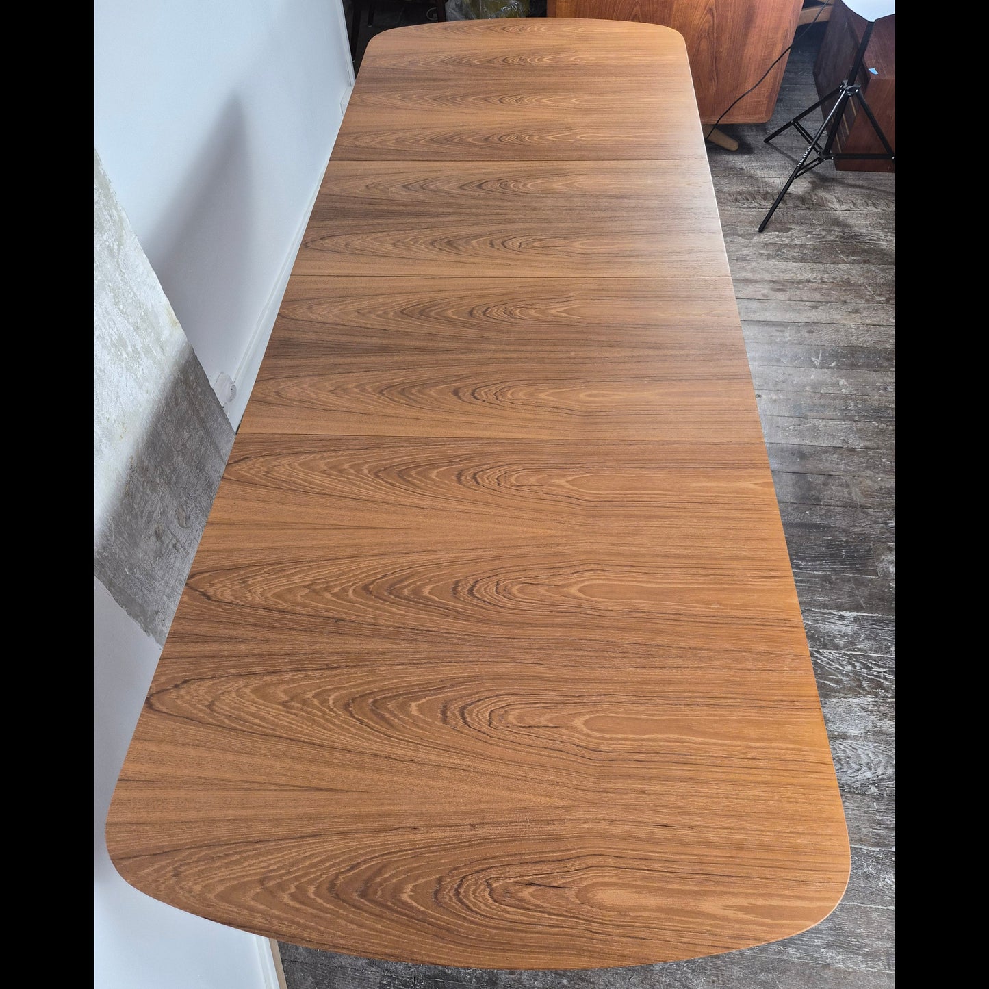Rare table de salle à manger en teck et érable avec 2 extensions par Finn Juhl pour Søren Willadsen, Danemark, 1960 – détail du piètement – en teck – Danemark, années 1960 – Atelier 56