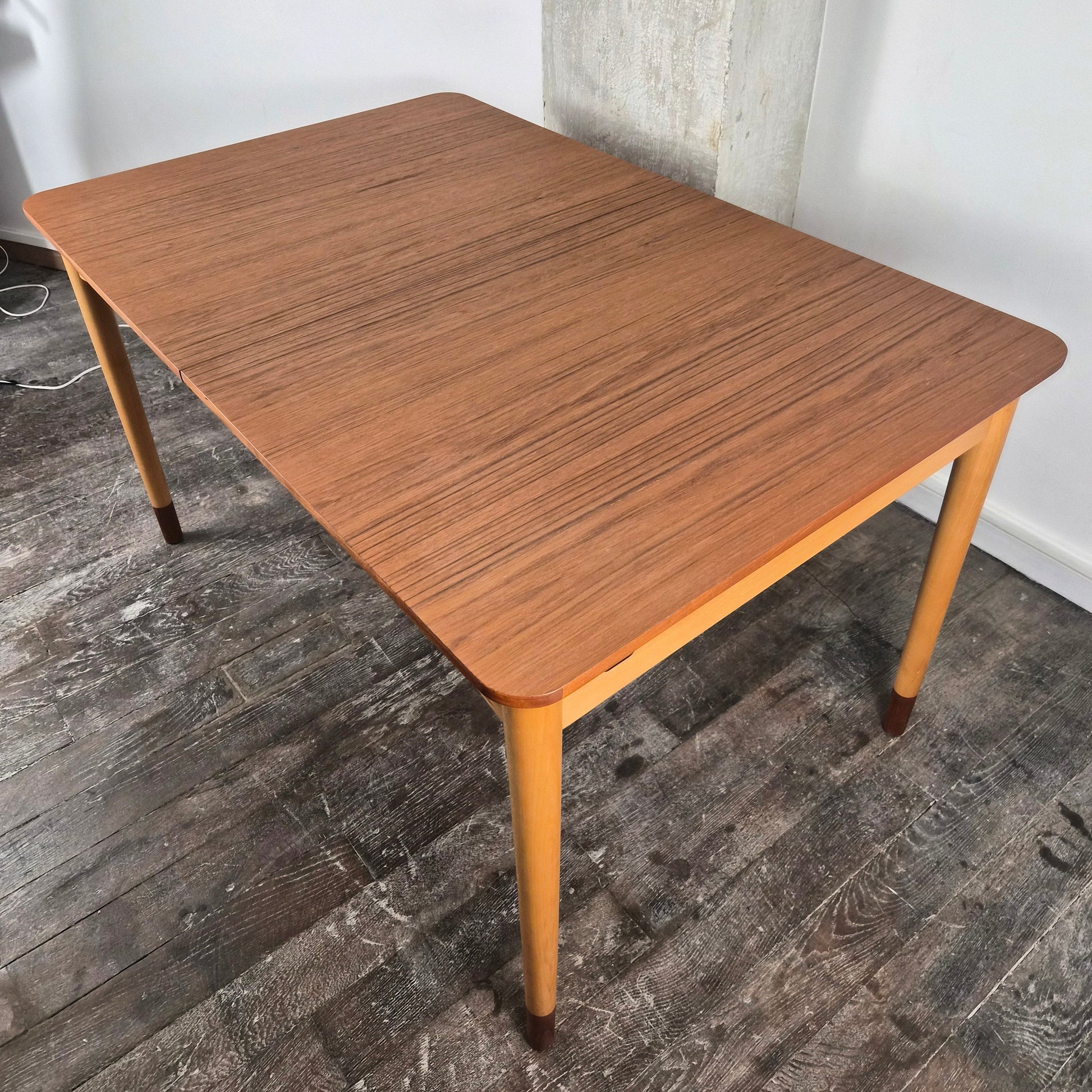 Rare table de salle à manger en teck et érable avec 2 extensions par Finn Juhl pour Bovirke, Danemark, 1950 – vue de profil – en teck – Danemark, années 1950 – Atelier 56