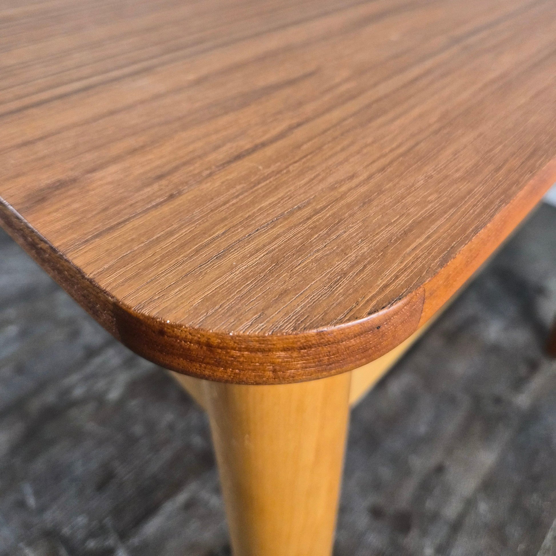 Rare table de salle à manger en teck et érable avec 2 extensions par Finn Juhl pour Bovirke, Danemark, 1950 – détail du bois et de la patine – en teck – Danemark, années 1950 – Atelier 56