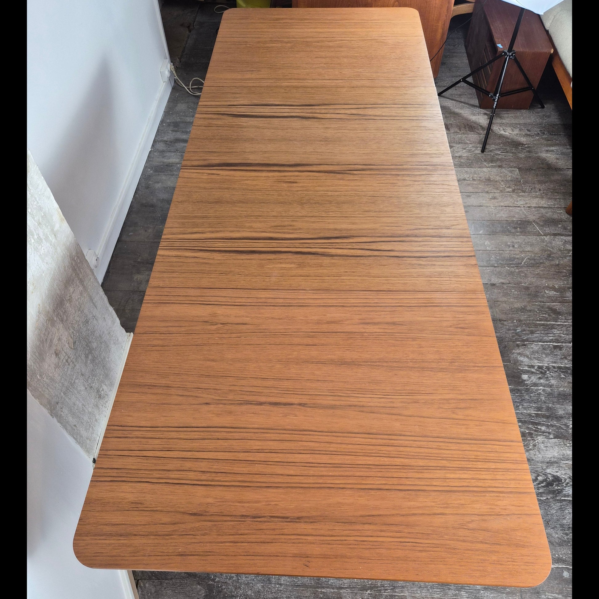 Rare table de salle à manger en teck et érable avec 2 extensions par Finn Juhl pour Bovirke, Danemark, 1950 – vue générale – en teck – Danemark, années 1950 – Atelier 56