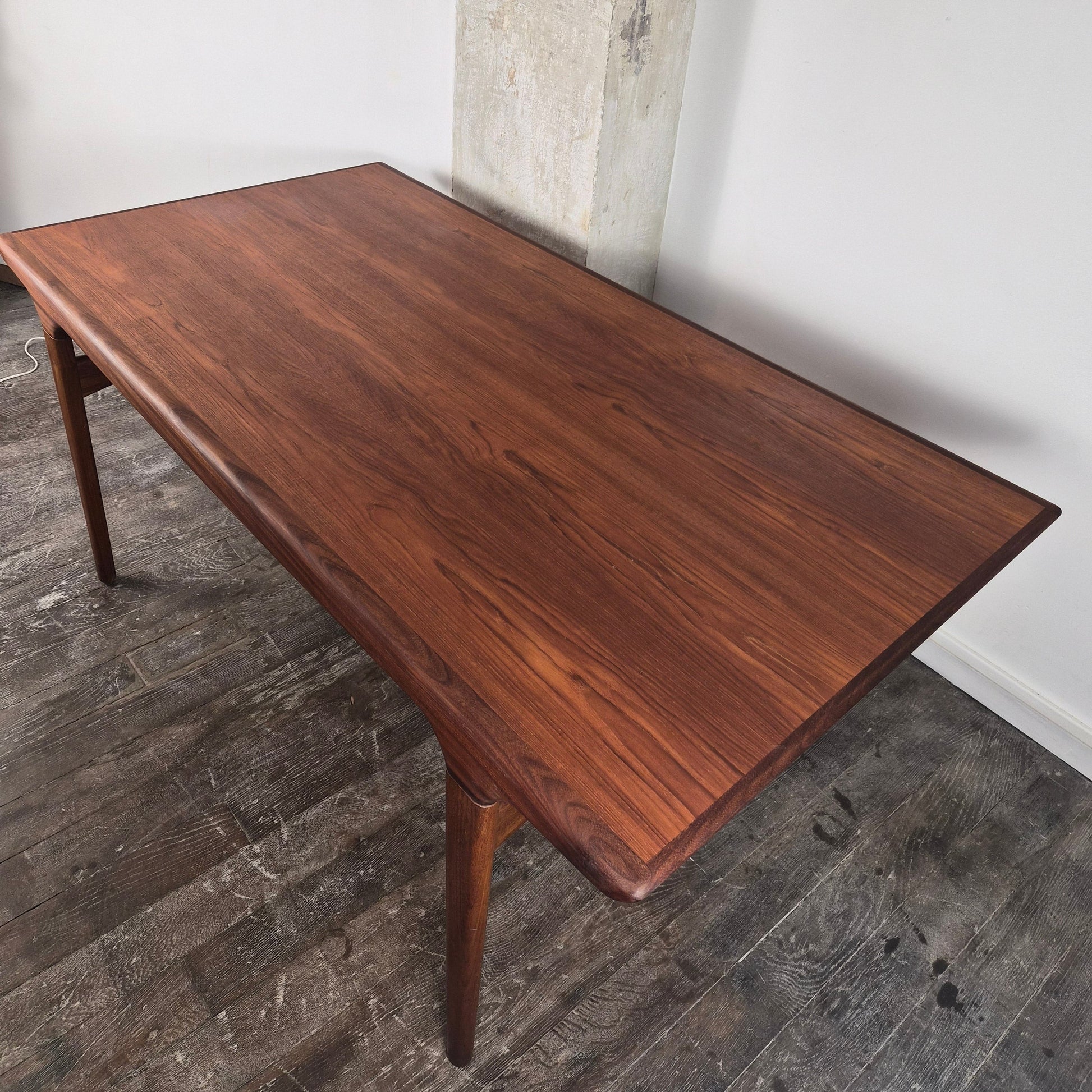 Table de salle à manger en teck avec extension par Johannes Andersen, pour Uldum møbelfabrik, Danemark, 1960 – détail du plateau – en teck – Danemark, années 1960 – Atelier 56