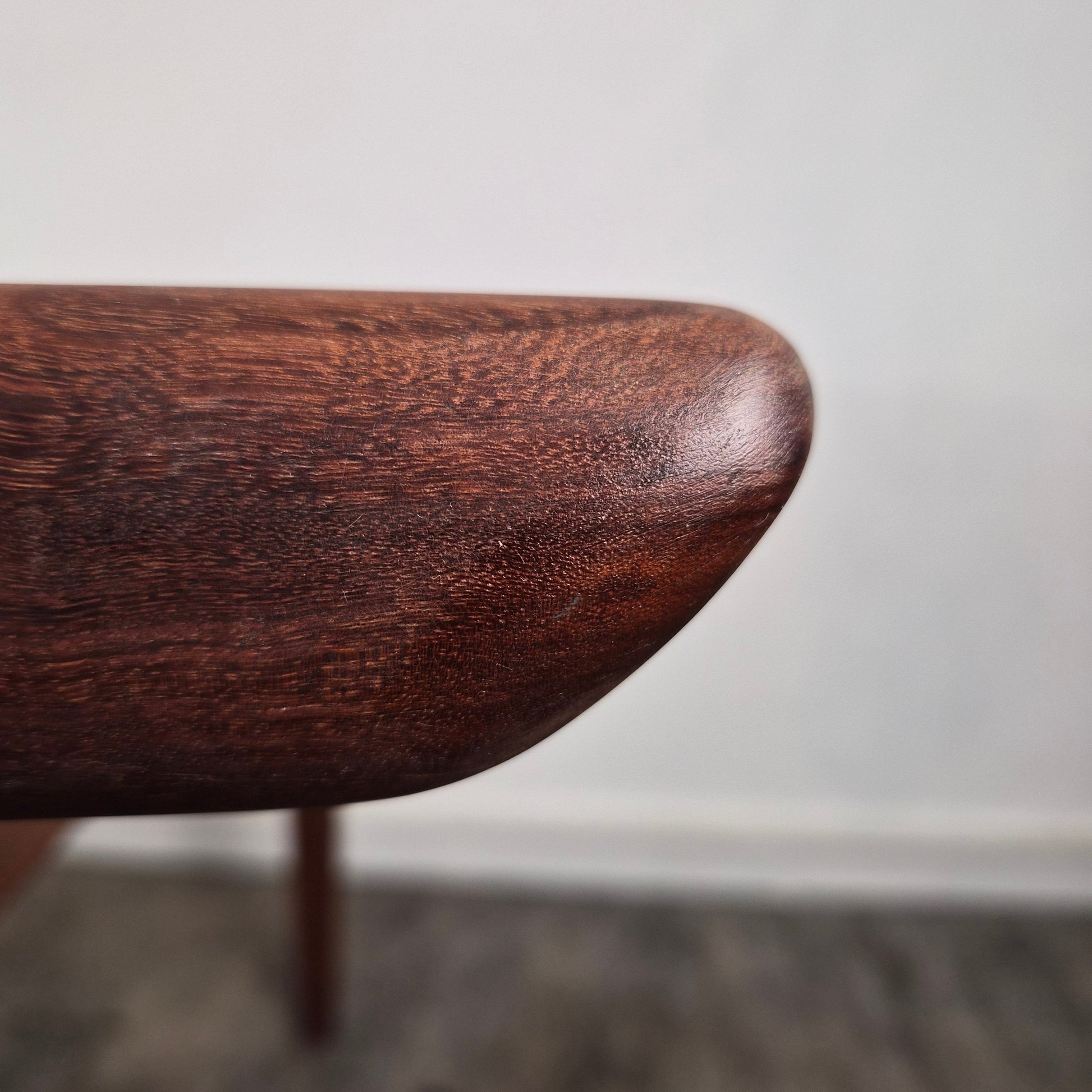 Table de salle à manger en teck avec extension par Johannes Andersen, pour Uldum møbelfabrik, Danemark, 1960 – détail du bois et de la patine – en teck – Danemark, années 1960 – Atelier 56