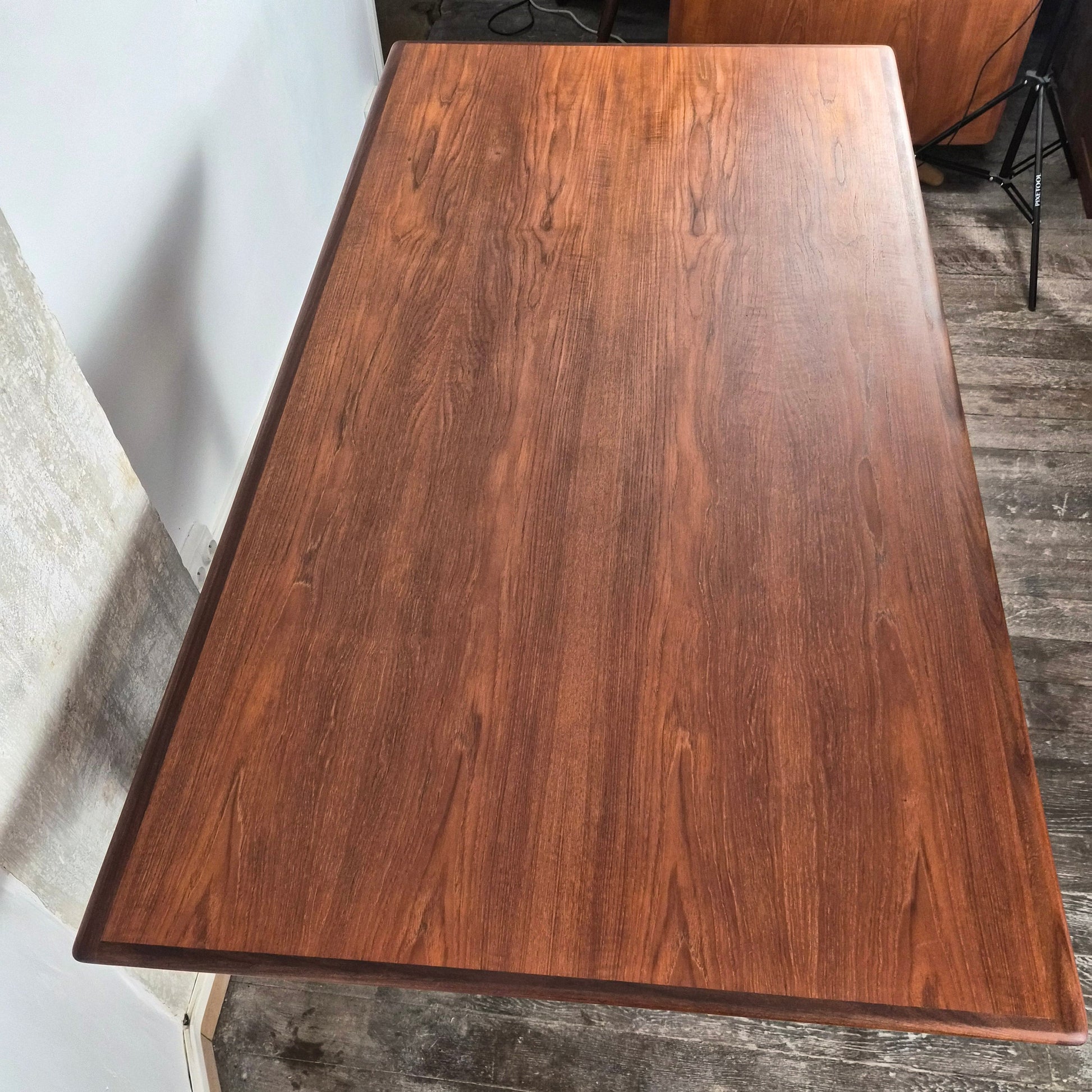 Table de salle à manger en teck avec extension par Johannes Andersen, pour Uldum møbelfabrik, Danemark, 1960 – vue de profil – en teck – Danemark, années 1960 – Atelier 56
