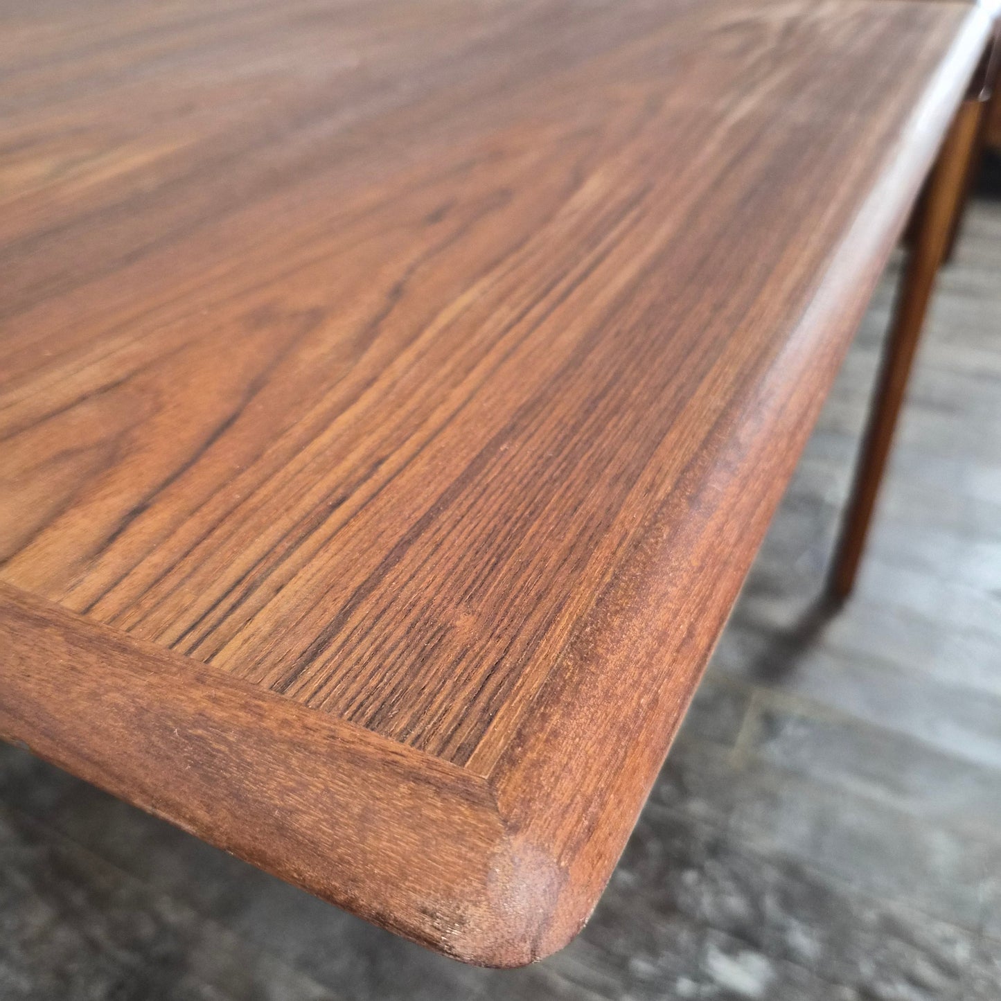 Table de salle à manger en teck avec extension par Johannes Andersen, pour Uldum møbelfabrik, Danemark, 1960 – vue générale – en teck – Danemark, années 1960 – Atelier 56