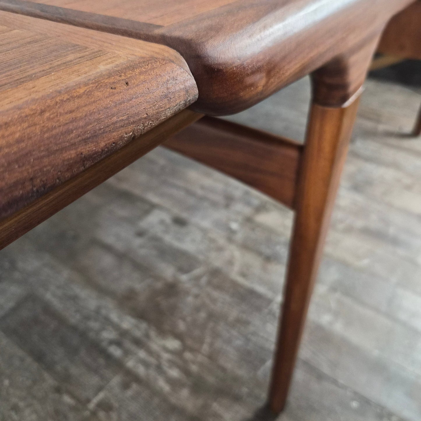 Table de salle à manger en teck avec extension par Johannes Andersen, pour Uldum møbelfabrik, Danemark, 1960 – vue de dessus – en teck – Danemark, années 1960 – Atelier 56