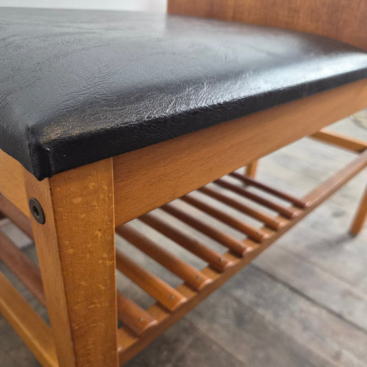 Banc d'entrée modèle "Gossip chair" en teck et simili cuir par Jörgen Maahr/Otto Nielsen, Suède, 1960 – vue de trois-quarts – en teck, cuir, simili cuir – Suède, années 1960 – Atelier 56
