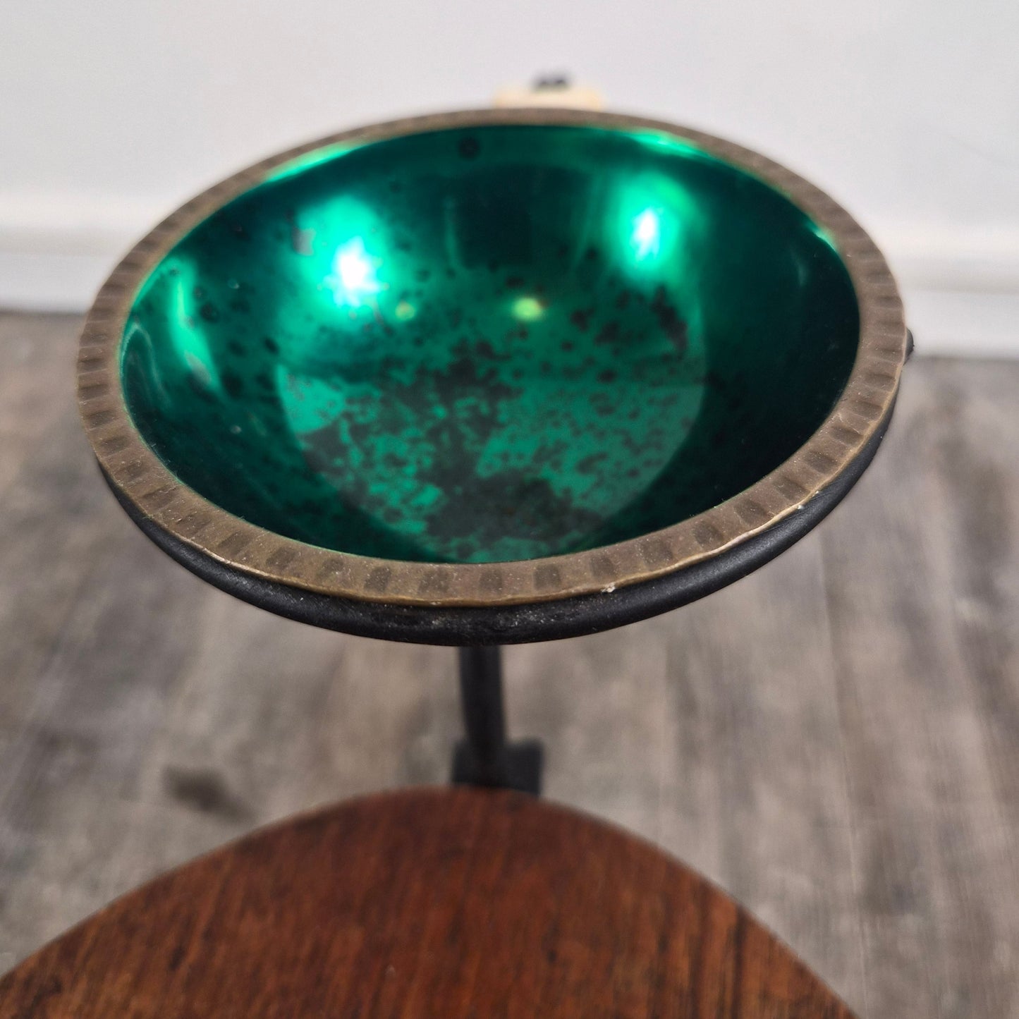 Petite table d'appoint, porte revues et cendrier en fer et teck, Danemark, 1950 – détail du piètement – en teck – Danemark, années 1950 – Atelier 56