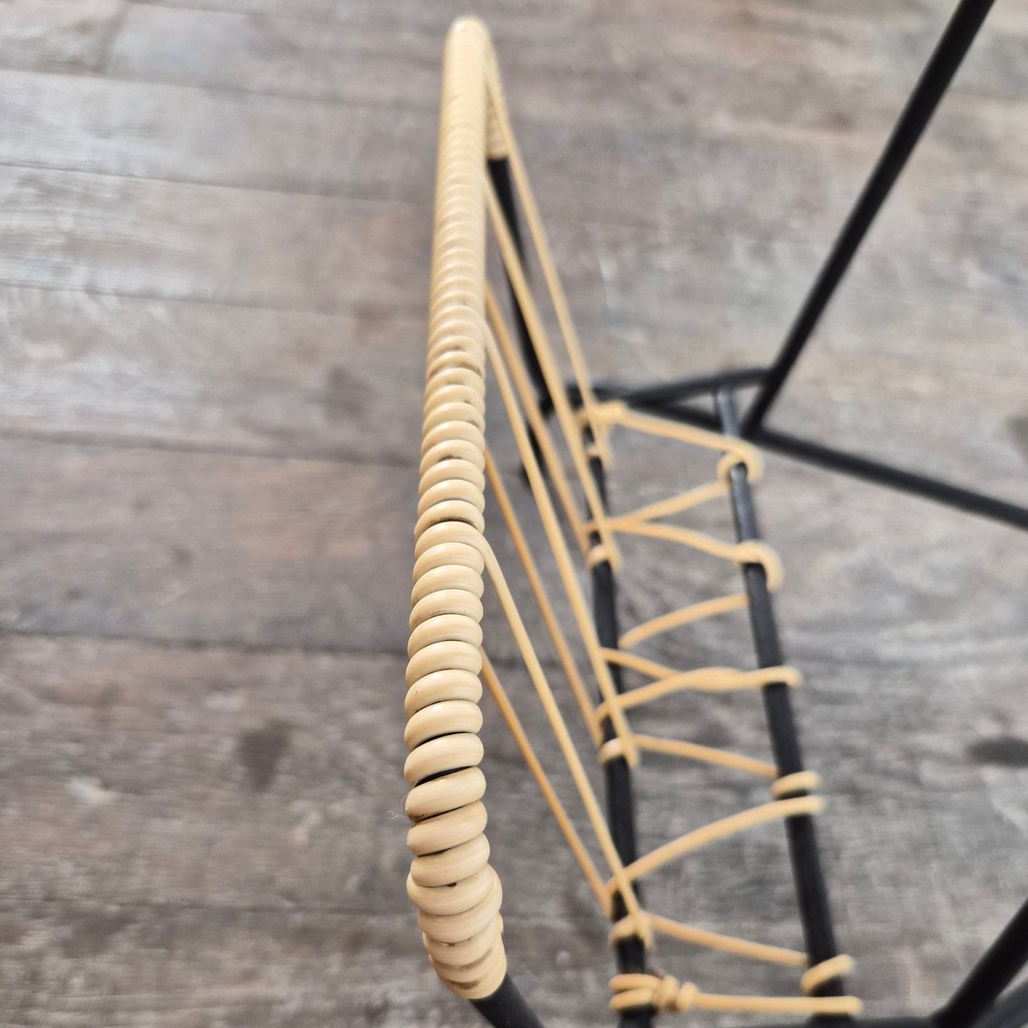 Petite table d'appoint, porte revues et cendrier en fer et teck, Danemark, 1950 – détail du bois et de la patine – en teck – Danemark, années 1950 – Atelier 56