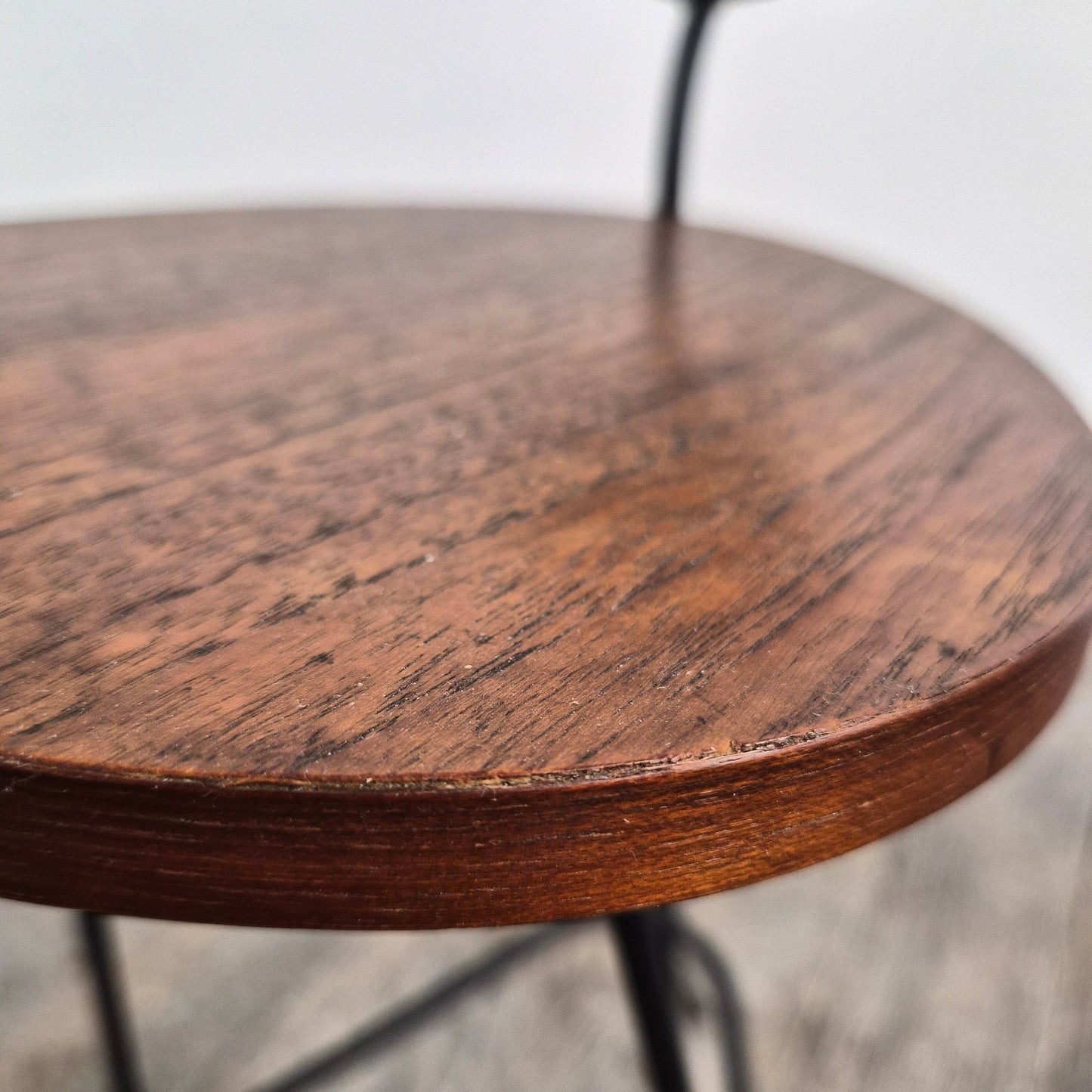 Petite table d'appoint, porte revues et cendrier en fer et teck, Danemark, 1950 – vue de profil – en teck – Danemark, années 1950 – Atelier 56