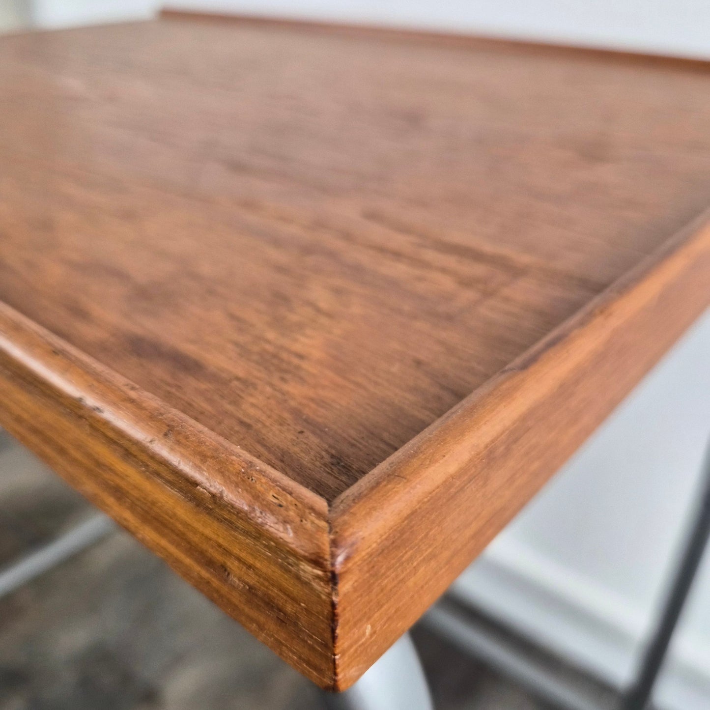 Table d'appoint à roulettes et extension mobile en teck et métal, Danemark, 1960 – détail du plateau – en teck, métal – Danemark, années 1960 – Atelier 56
