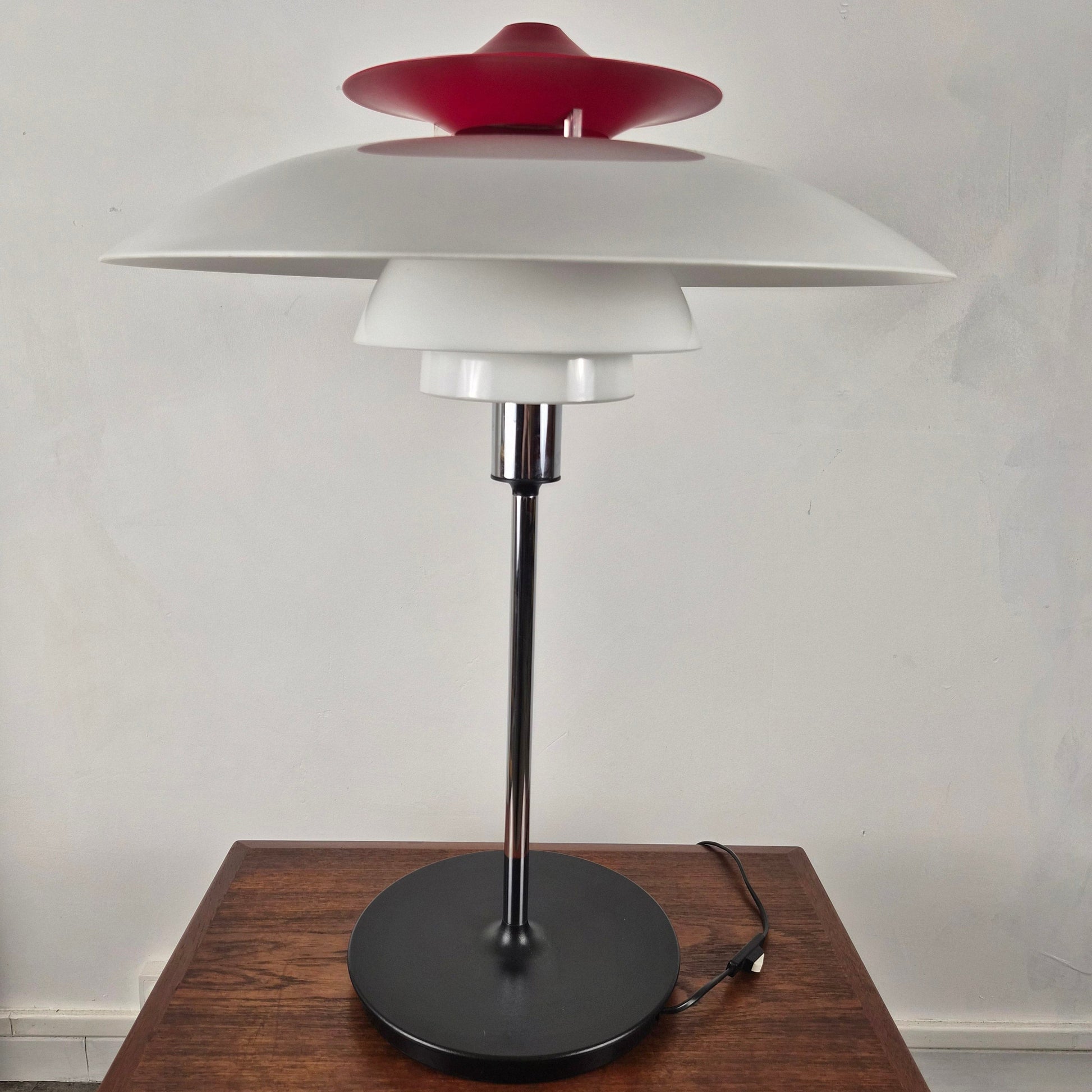 Lampe de table PH80 par Poul Henningsen pour Louis Poulsen, Danemark, 1970 – vue générale du luminaire – en métal – Danemark, années 1970 – Atelier 56