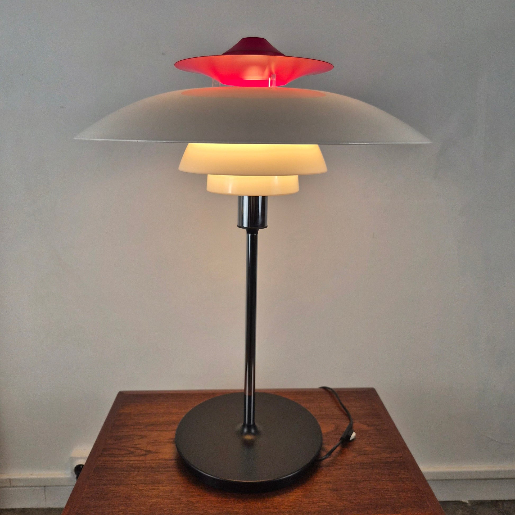 Lampe de table PH80 par Poul Henningsen pour Louis Poulsen, Danemark, 1970 – détail du verre – en métal – Danemark, années 1970 – Atelier 56