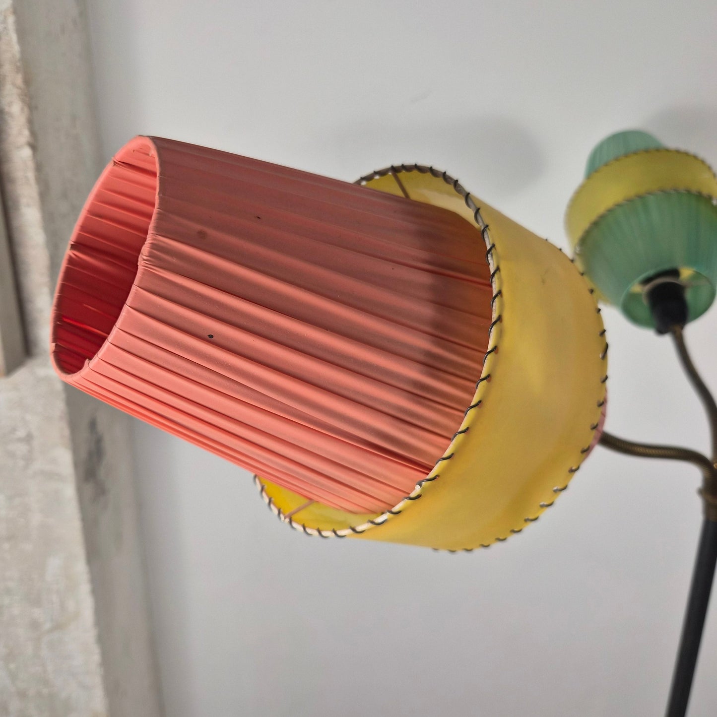Lampe sur pied à bras mobiles et abats jours celluloïd, Danemark, 1960 – détail du verre – en métal – Danemark, années 1960 – Atelier 56