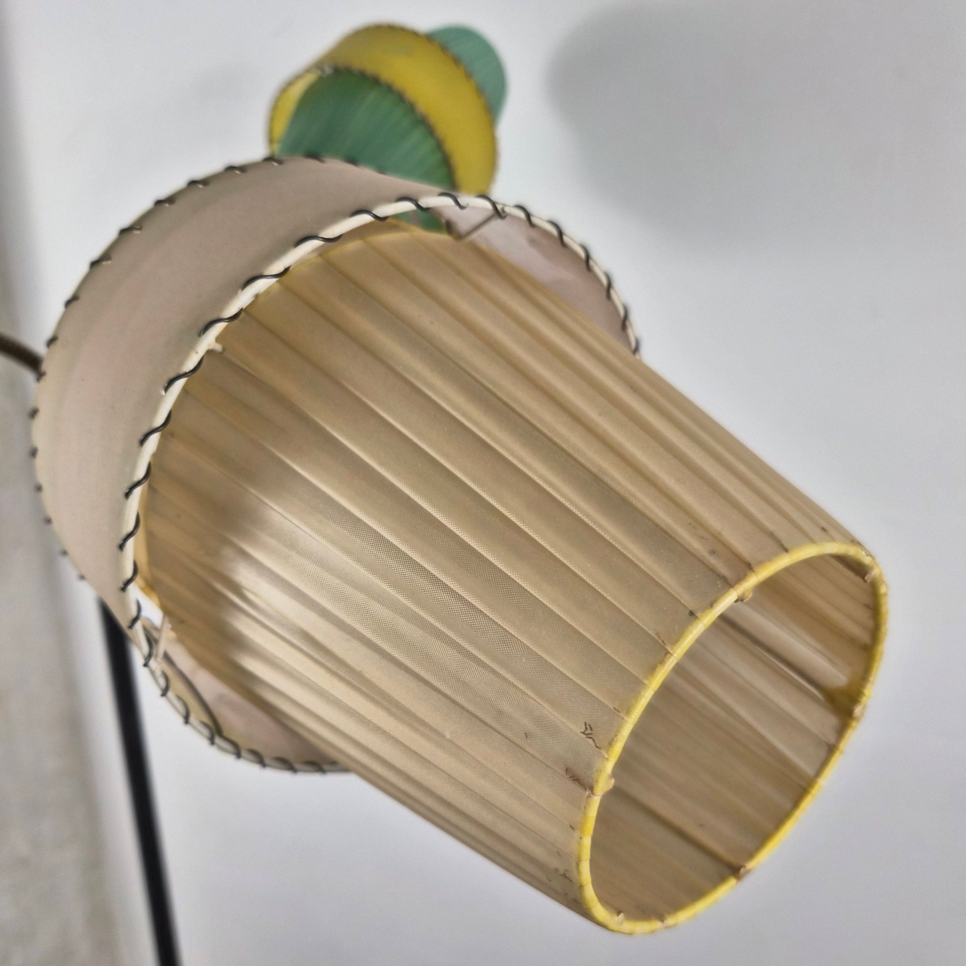 Lampe sur pied à bras mobiles et abats jours celluloïd, Danemark, 1960 – détail du bois ou du métal – en métal – Danemark, années 1960 – Atelier 56