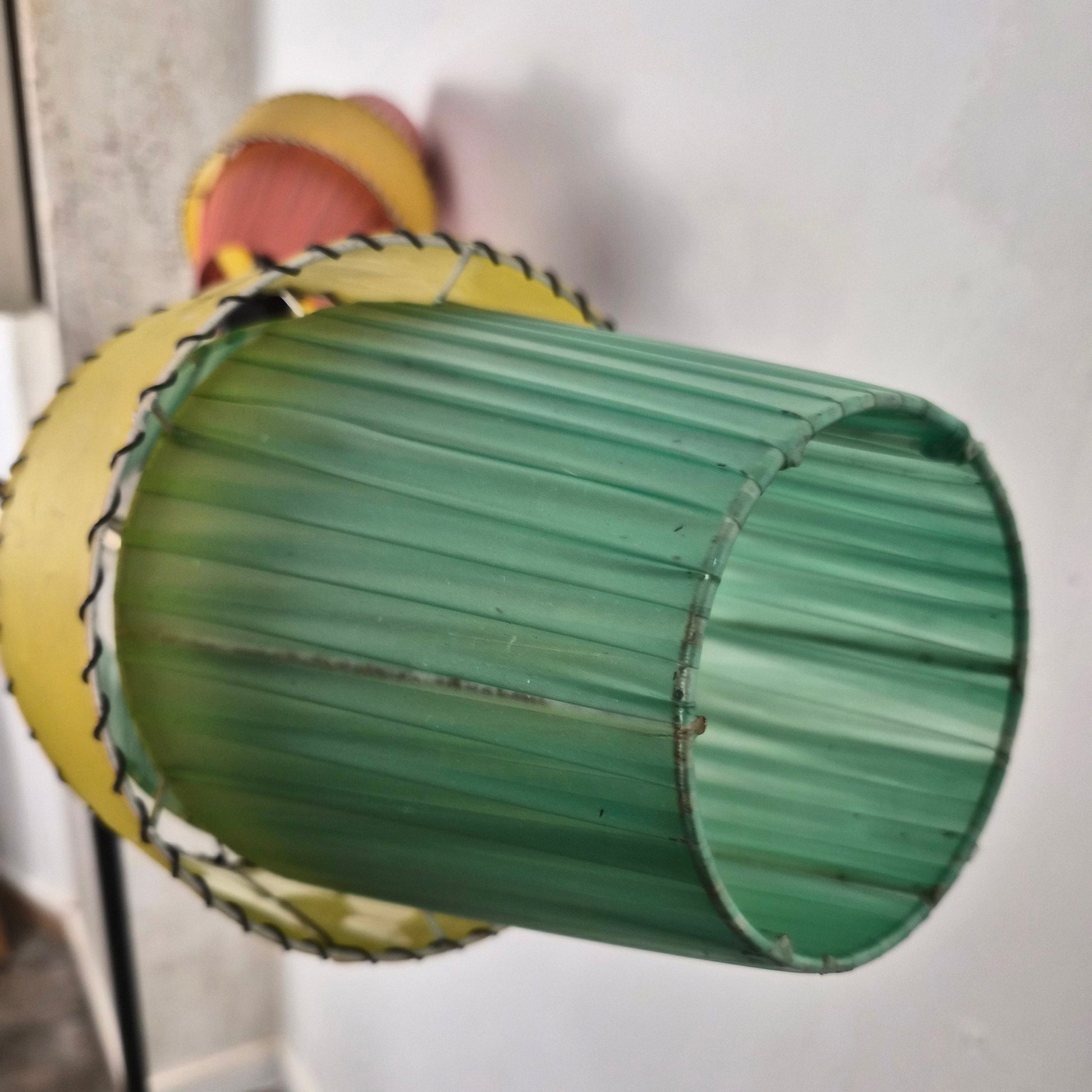Lampe sur pied à bras mobiles et abats jours celluloïd, Danemark, 1960 – détail du système de suspension – en métal – Danemark, années 1960 – Atelier 56