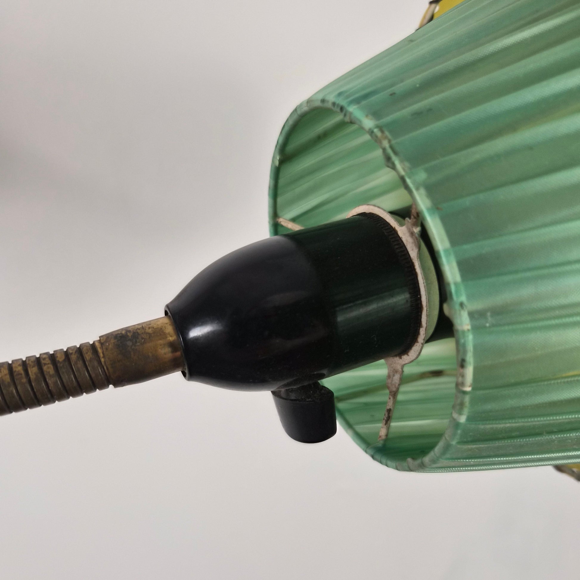 Lampe sur pied à bras mobiles et abats jours celluloïd, Danemark, 1960 – vue générale du luminaire – en métal – Danemark, années 1960 – Atelier 56