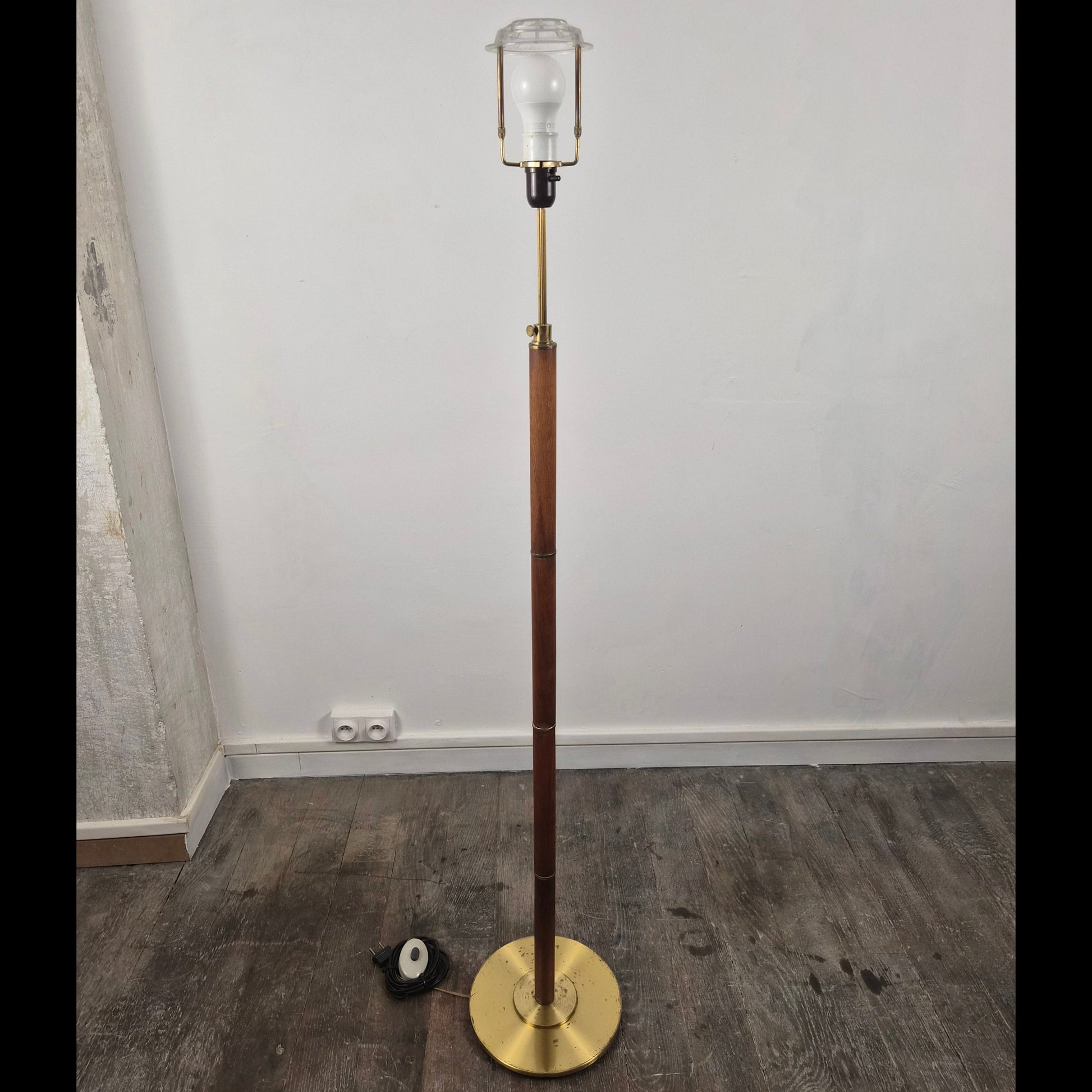 Lampe sur pied en teck et laiton avec abat jour, Danemark, 1960 – détail du verre – en teck, laiton, métal – Danemark, années 1960 – Atelier 56
