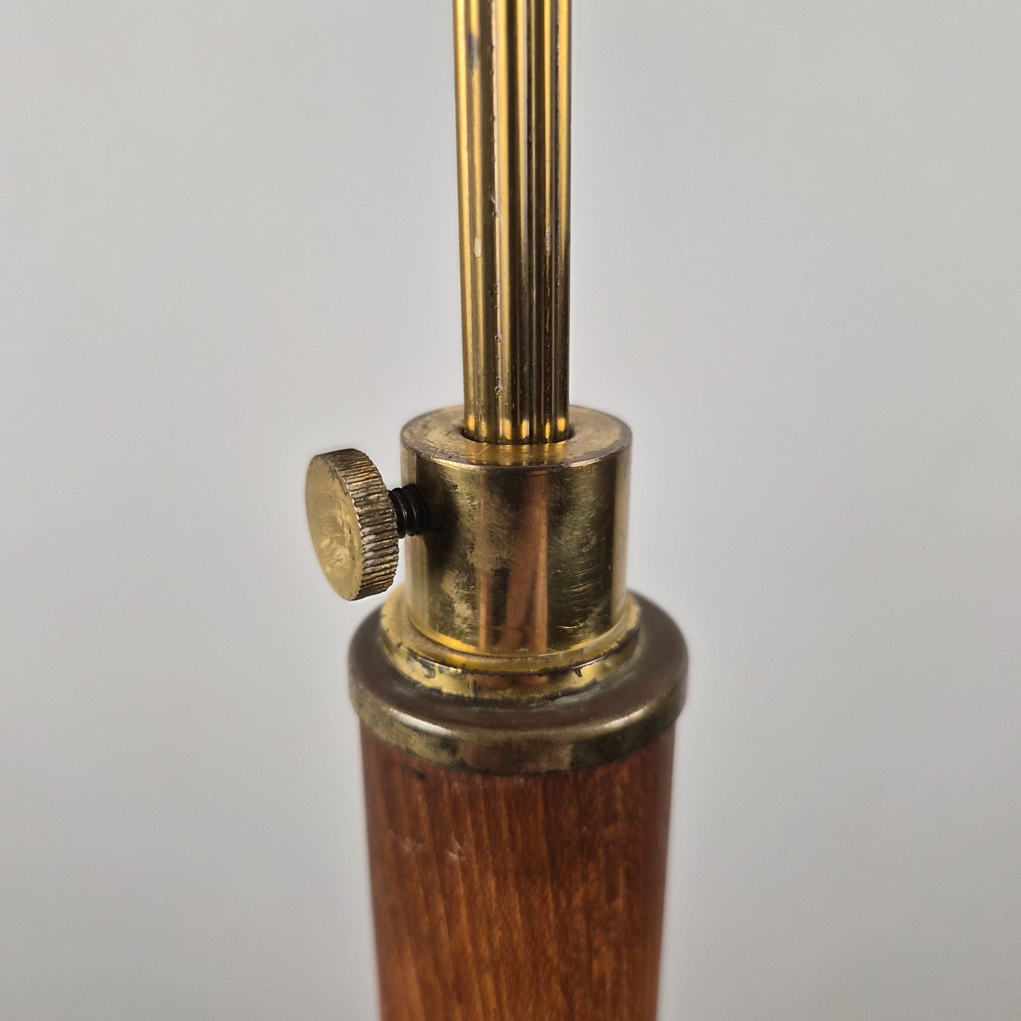 Lampe sur pied en teck et laiton avec abat jour, Danemark, 1960 – détail du bois ou du métal – en teck, laiton, métal – Danemark, années 1960 – Atelier 56