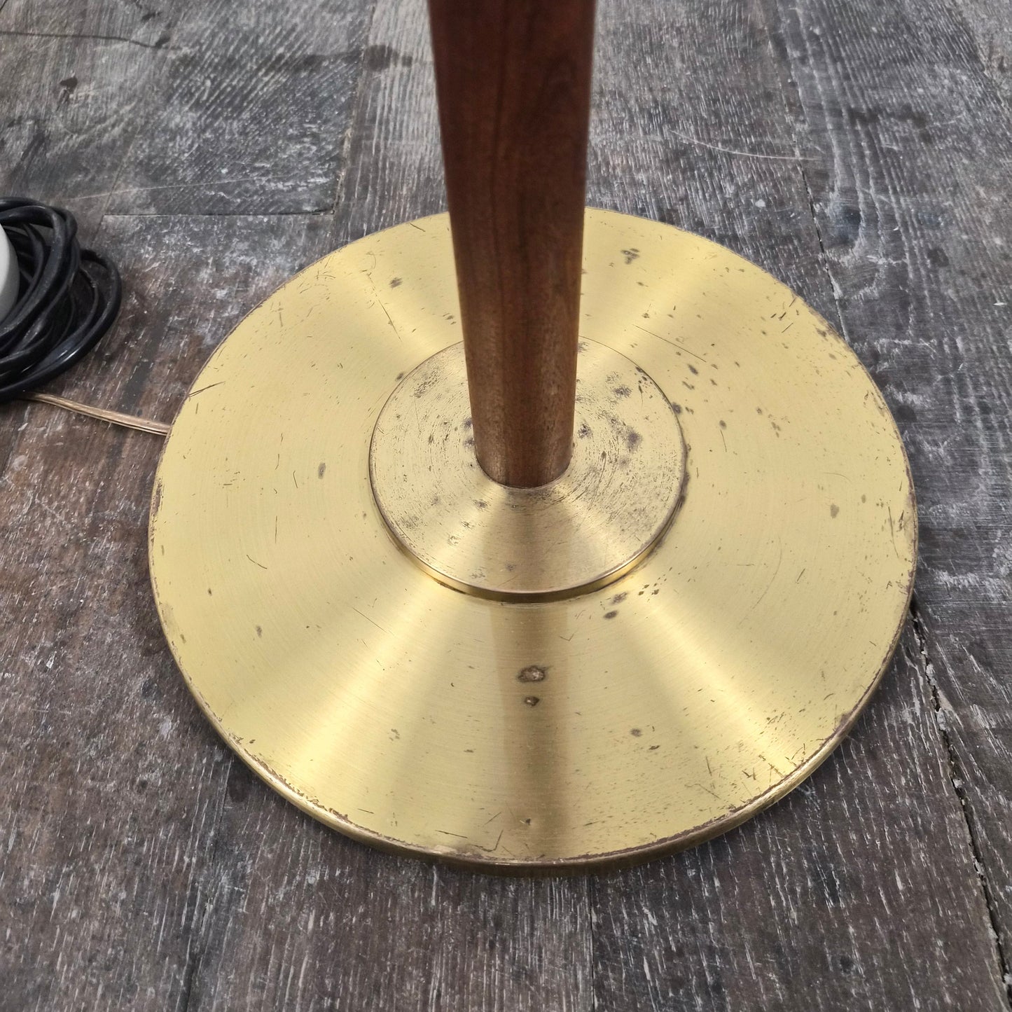 Lampe sur pied en teck et laiton avec abat jour, Danemark, 1960 – vue générale du luminaire – en teck, laiton, métal – Danemark, années 1960 – Atelier 56