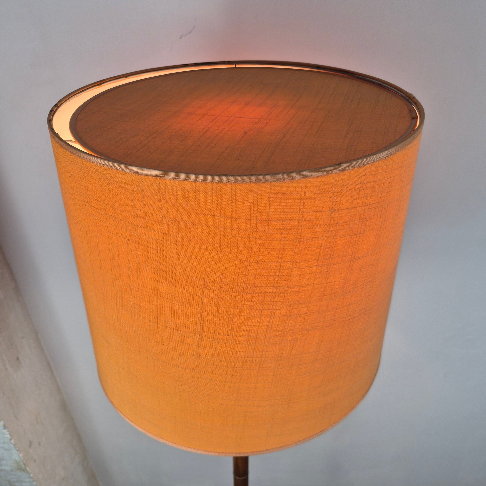 Lampe sur pied en teck avec abat jour, Danemark, 1960 – détail du bois ou du métal – en teck – Danemark, années 1960 – Atelier 56