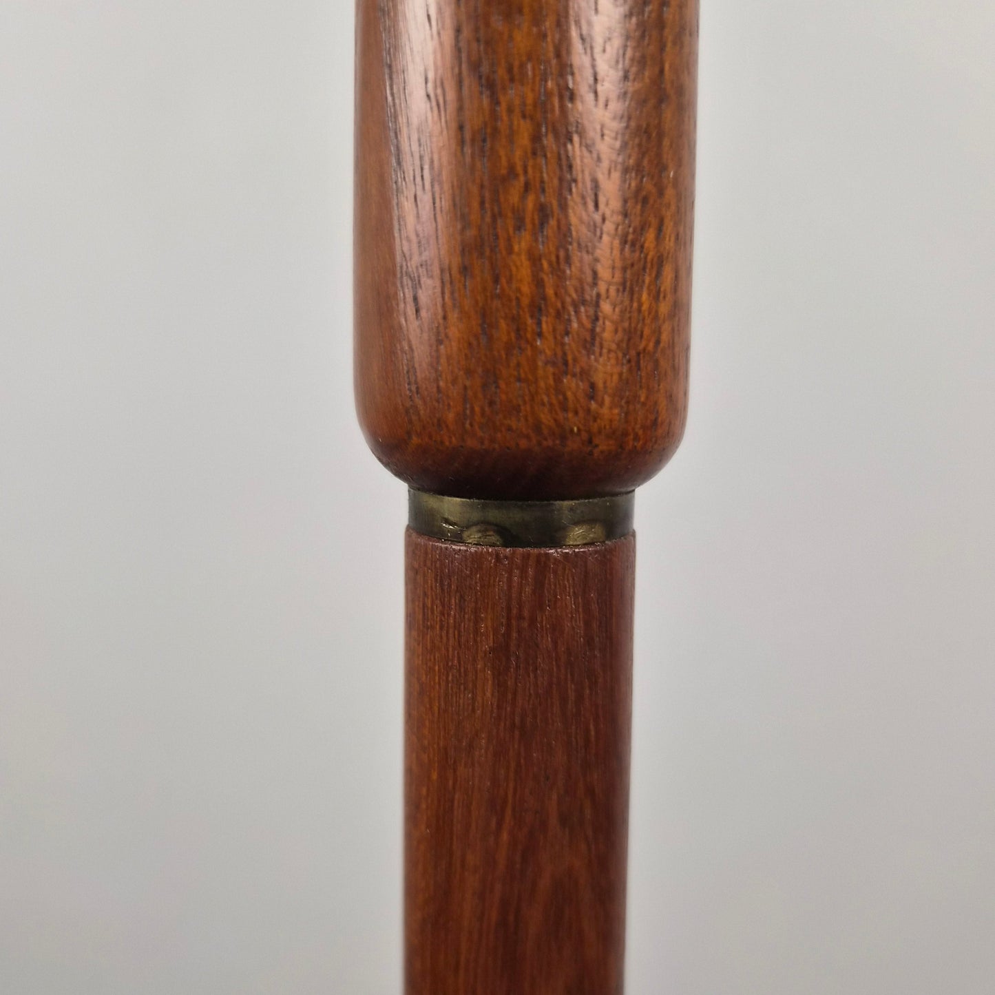 Lampe sur pied en teck avec abat jour, Danemark, 1960 – vue de profil – en teck – Danemark, années 1960 – Atelier 56