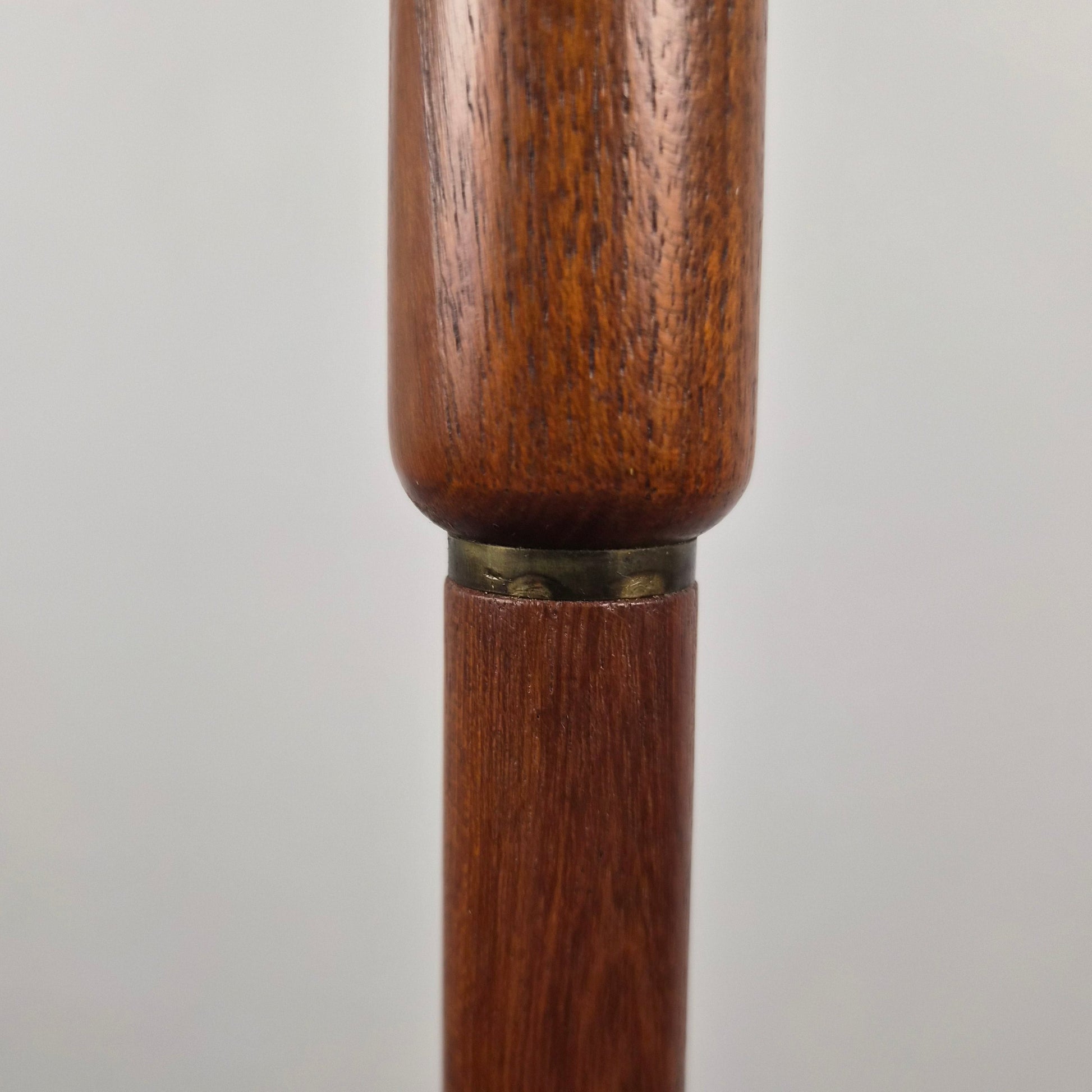 Lampe sur pied en teck avec abat jour, Danemark, 1960 – vue de profil – en teck – Danemark, années 1960 – Atelier 56