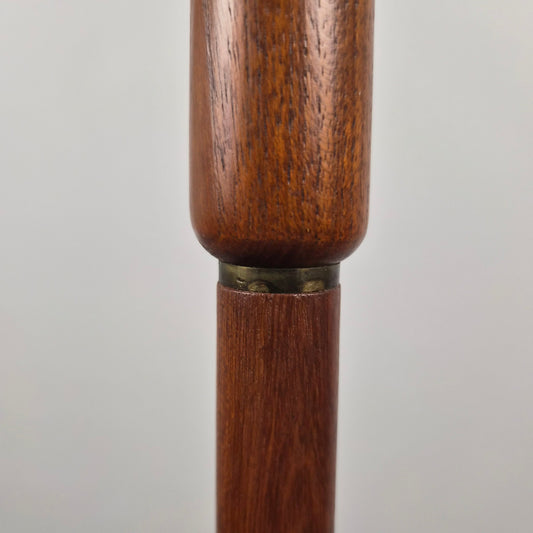 Lampe sur pied en teck avec abat jour, Danemark, 1960 – vue de profil – en teck – Danemark, années 1960 – Atelier 56