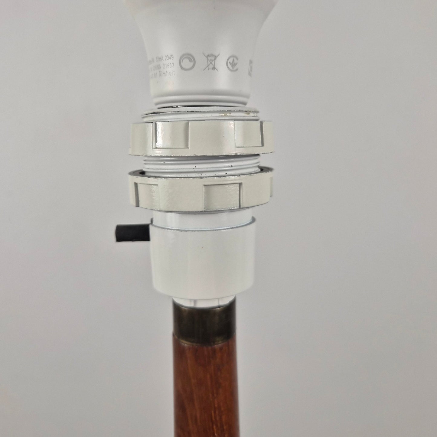 Lampe sur pied en teck avec abat jour, Danemark, 1960 – détail de l’abat-jour – en teck – Danemark, années 1960 – Atelier 56