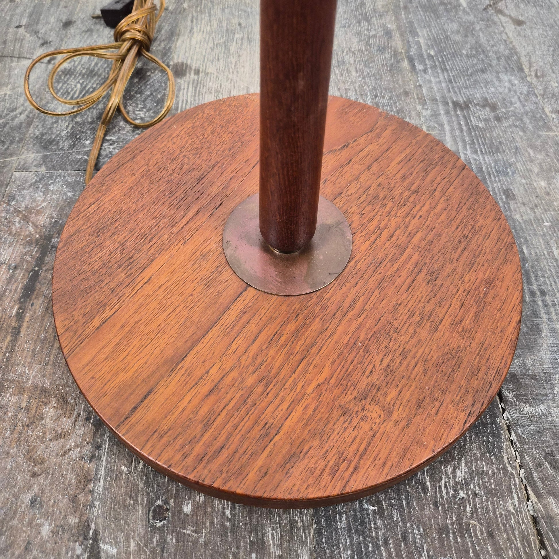 Lampe sur pied en teck avec abat jour, Danemark, 1960 – détail du verre – en teck – Danemark, années 1960 – Atelier 56