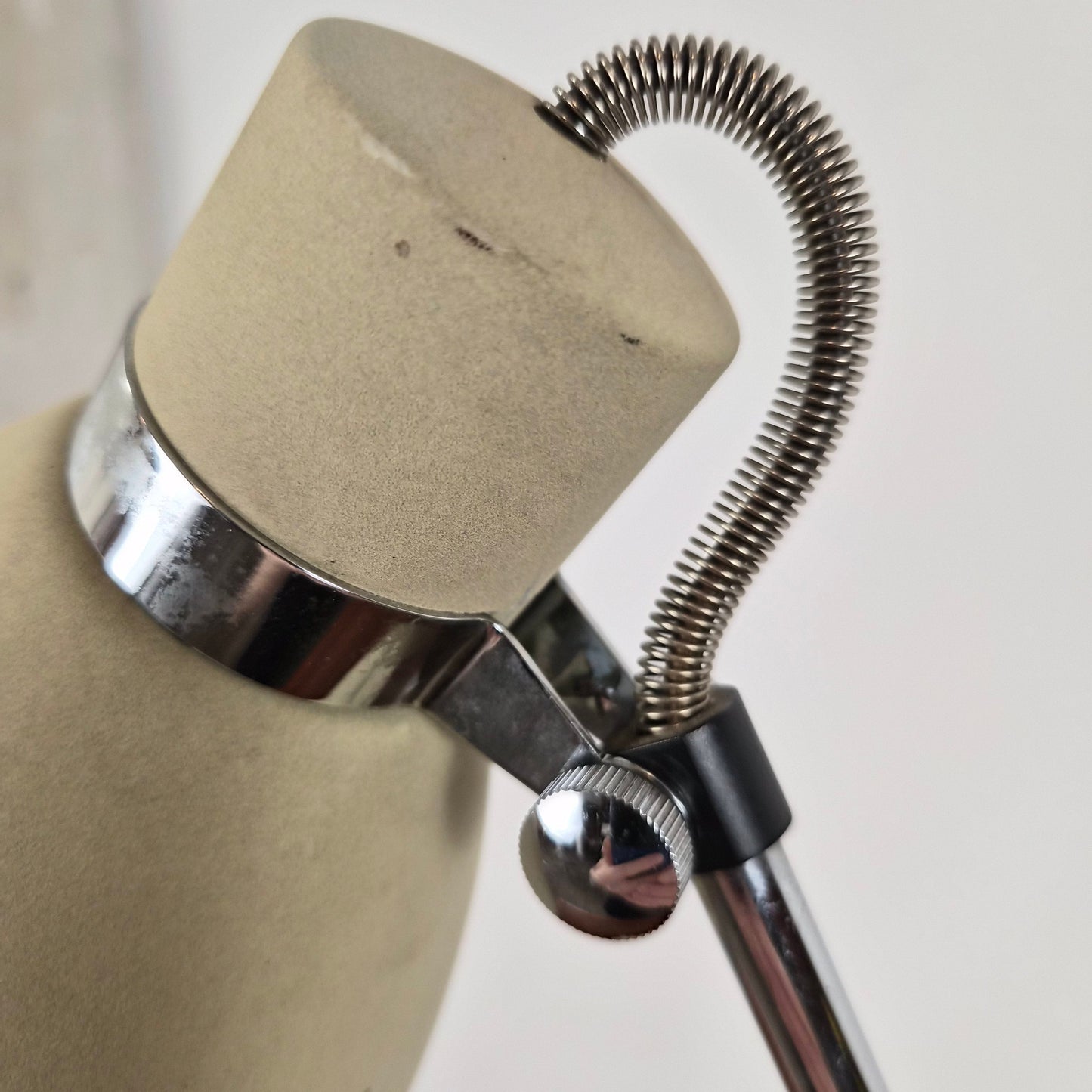 Lampe de table en métal par Massive Leuchten, Germany, 1960 – vue de profil – en métal – années 1960 – Atelier 56
