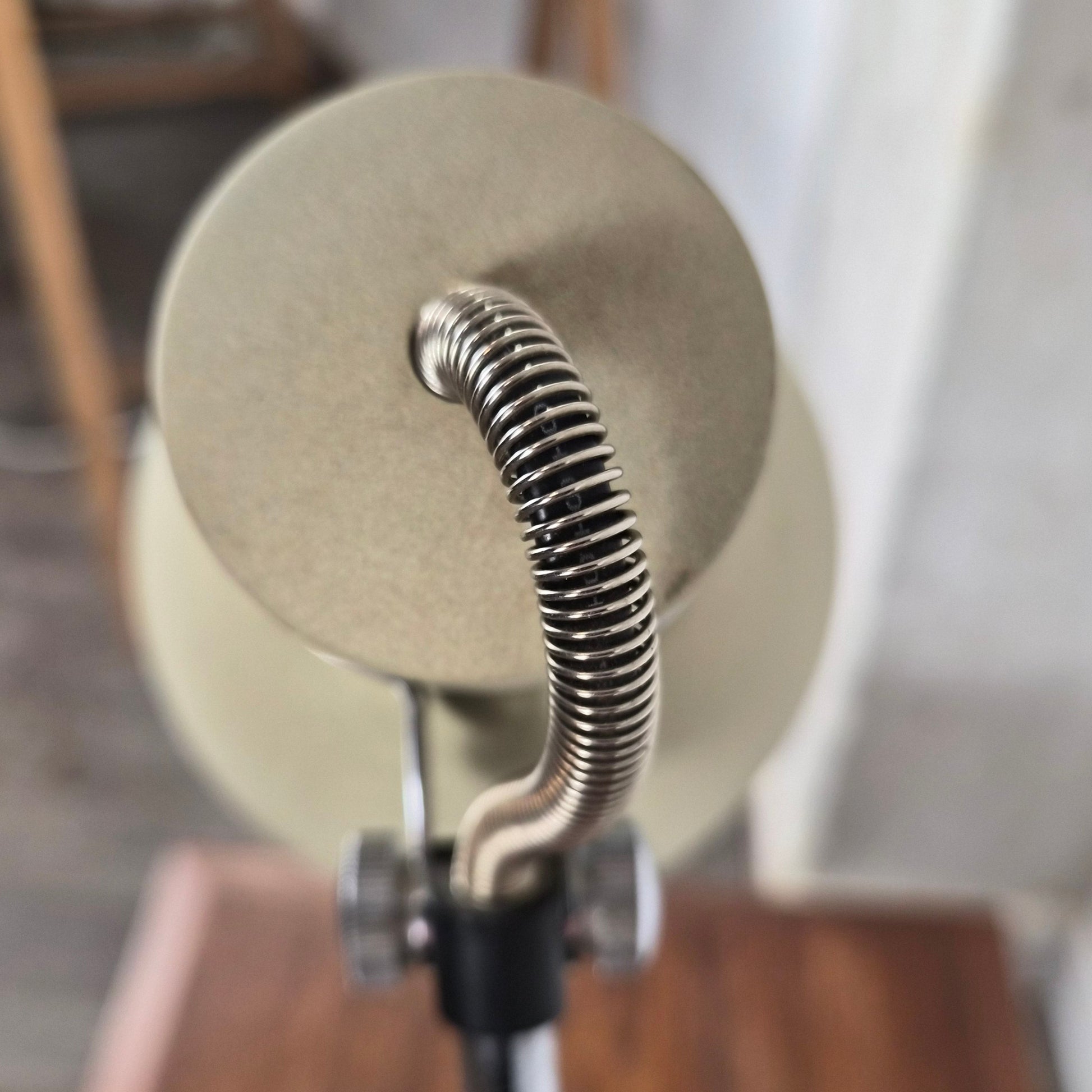Lampe de table en métal par Massive Leuchten, Germany, 1960 – détail de l’abat-jour – en métal – années 1960 – Atelier 56