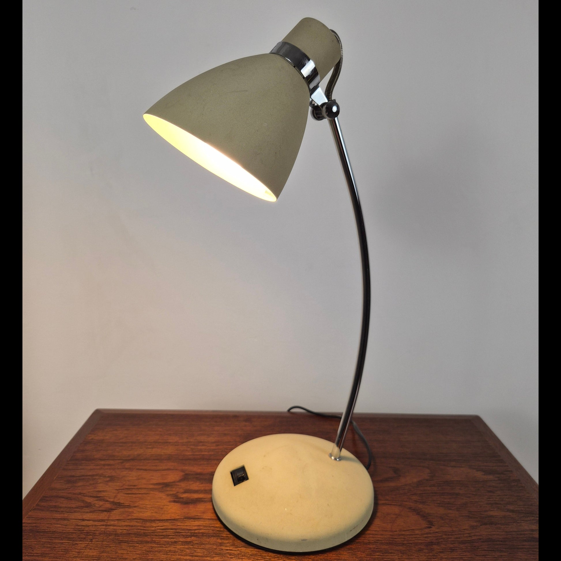 Lampe de table en métal par Massive Leuchten, Germany, 1960 – détail du verre – en métal – années 1960 – Atelier 56