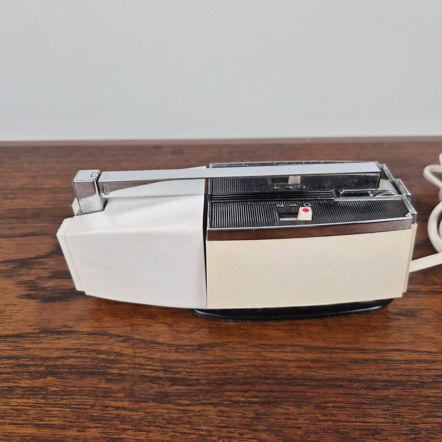 Lampe de table modèle Solo mini par H Bødtcher Hansen, Danemark 1960 – détail de l’abat-jour – en métal – Danemark, années 1960 – Atelier 56