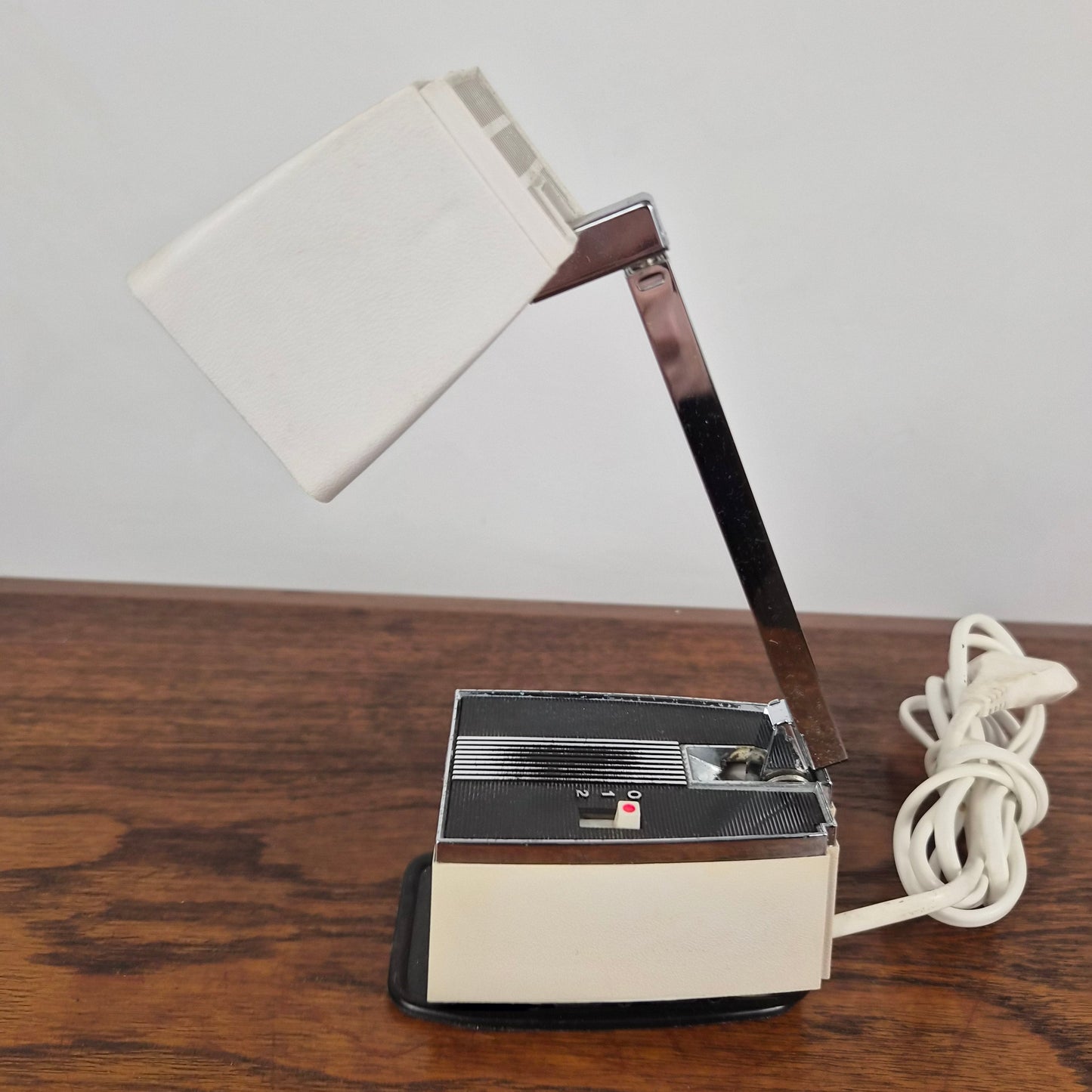 Lampe de table modèle Solo mini par H Bødtcher Hansen, Danemark 1960 – vue générale du luminaire – en métal – Danemark, années 1960 – Atelier 56
